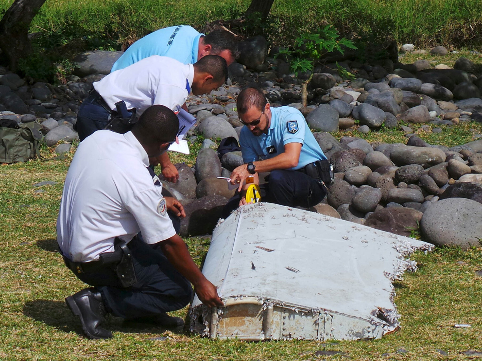 Francouzská policie ohledává trosky letadla na ostrově Reunion v Indickém oceánu v červenci roku 2015. Podle policistů šlo o trosky zmizelého letu MH370