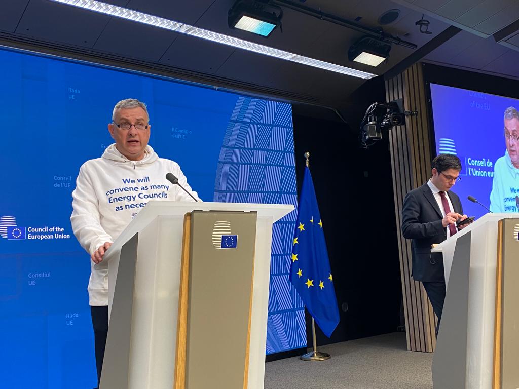 Český vtip, jak dát zbytku EU najevo, že platí dřívější "výhrůžka" ministra Síkely svolávat v případě nedohody další a další ministerské rady; mikiny se rozdávaly dalším evropským ministrům i novinářům v pondělí v Bruselu