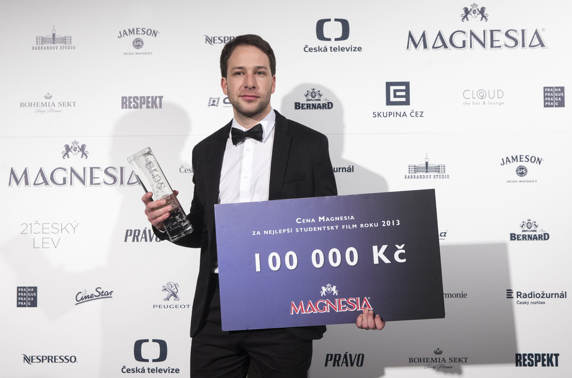 Režisér Jakub Kouřil s cenou Magnesia za nejlepší studentský film (Malý Cousteau).