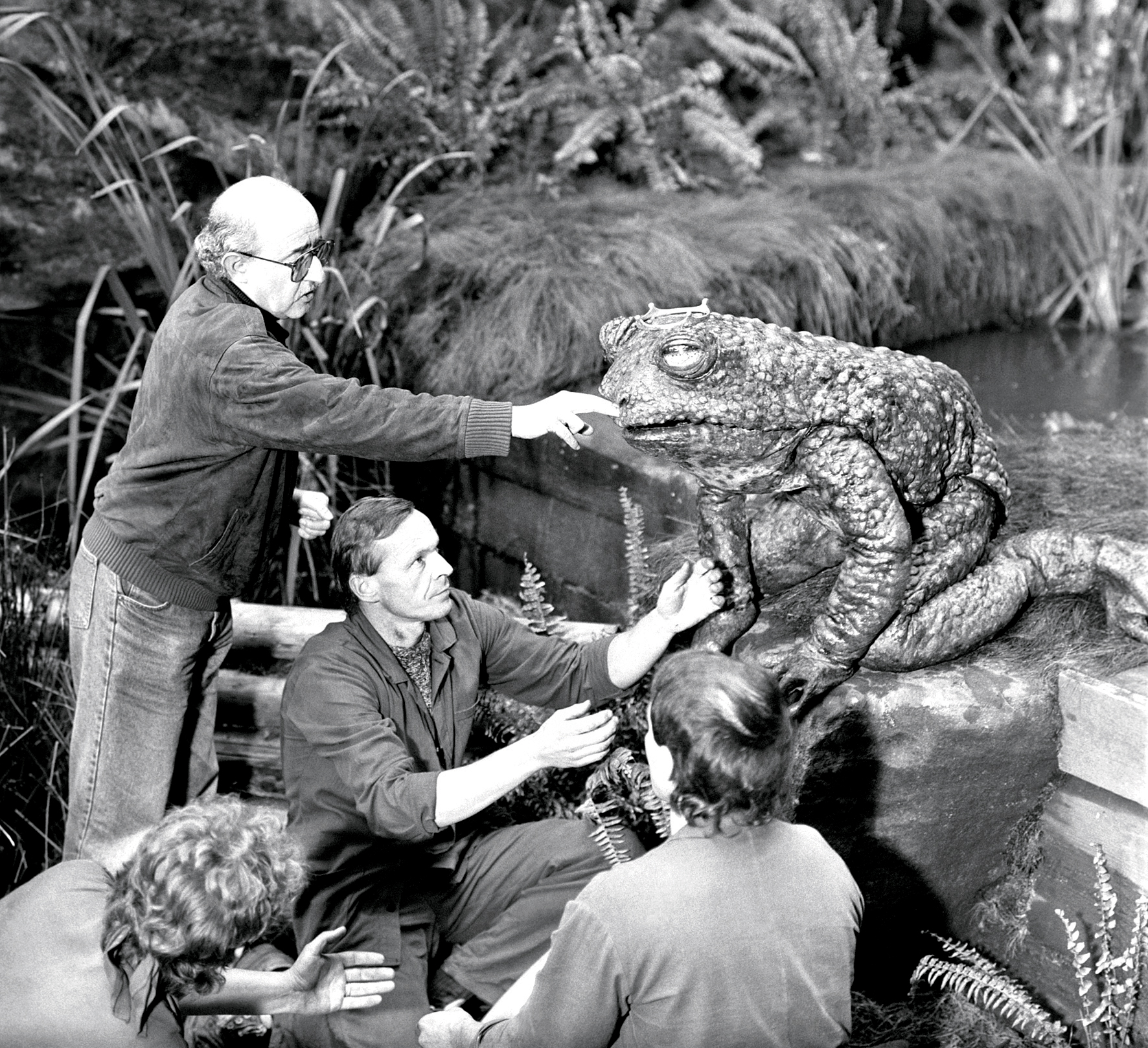 Režisér Juraj Herz (vlevo nahoře)  během natáčení německo-československé koprodukční filmové pohádky Žabí princ (Der Froschkönig), která byla uvedena v roce 1991.