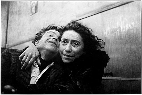 Fotografie: Andersi, ty ses vrátil? (Café Lehmitz na sklonku 60. let.) Foto: Anders Petersen