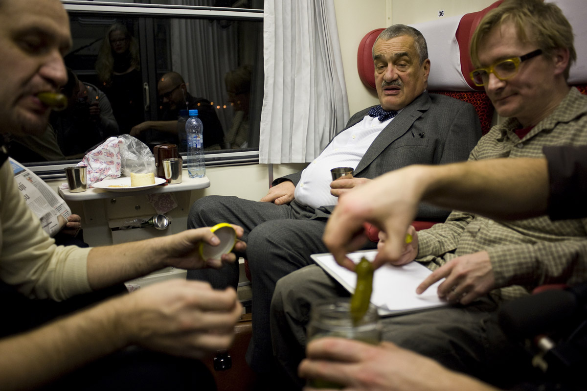 Karel Schwarzenberg s volebím týmem na cestě do Ostravy, leden, 2013