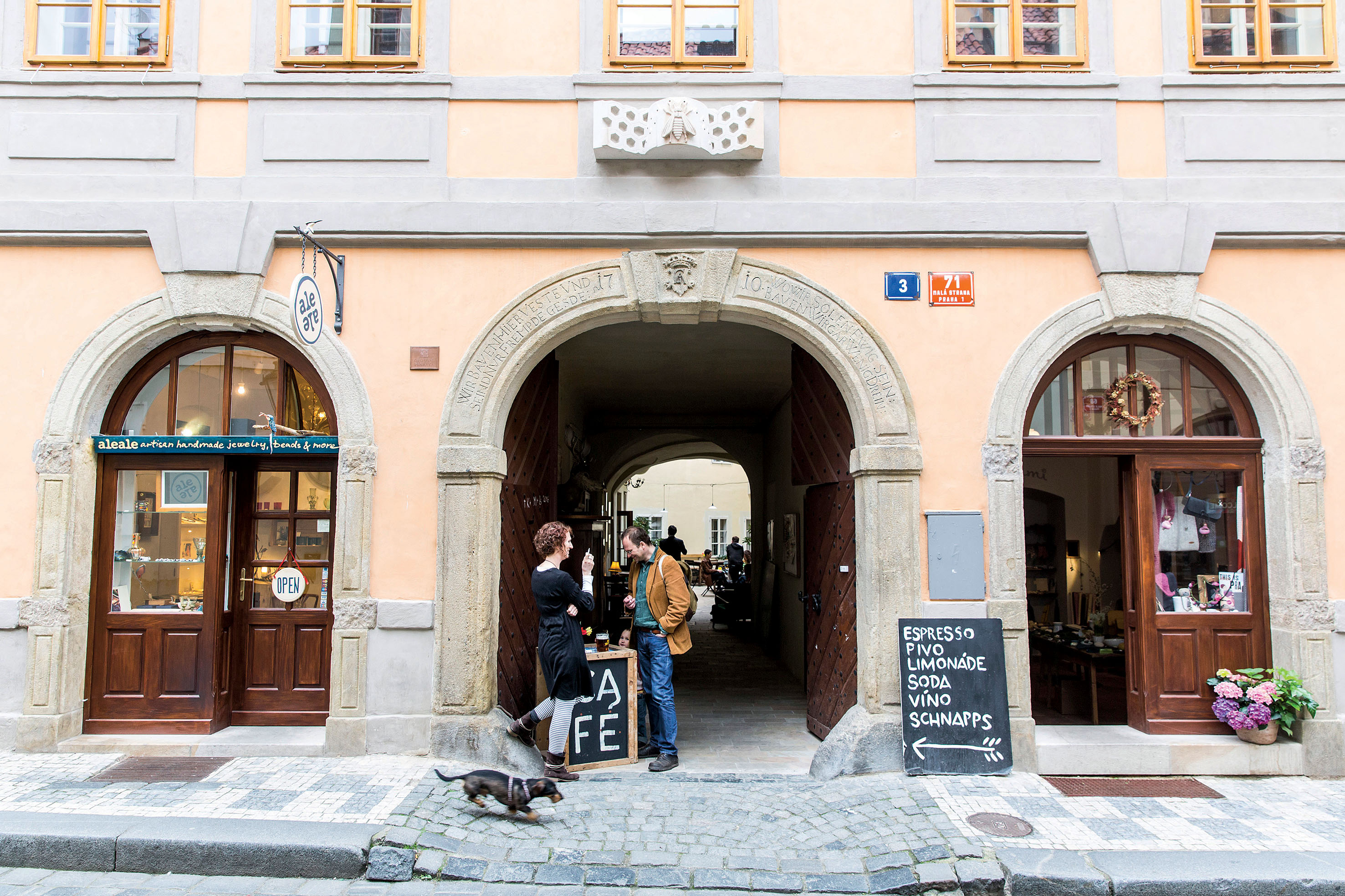 Kavárna (zatím bez názvu),
Míšeňská 71/3, Praha – Malá Strana;
otevřeno denně od 11 hodin do půlnoci,
https://www.facebook.com/misenskafe/