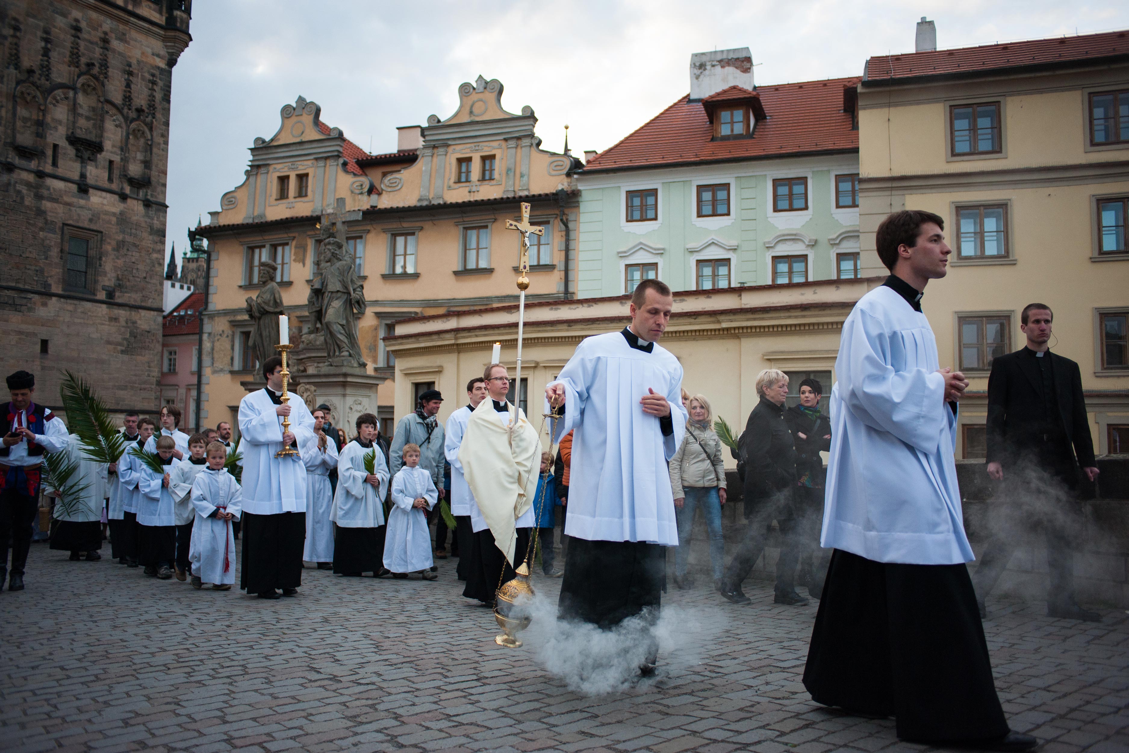 Procesí z Pražského hradu na Karlův most