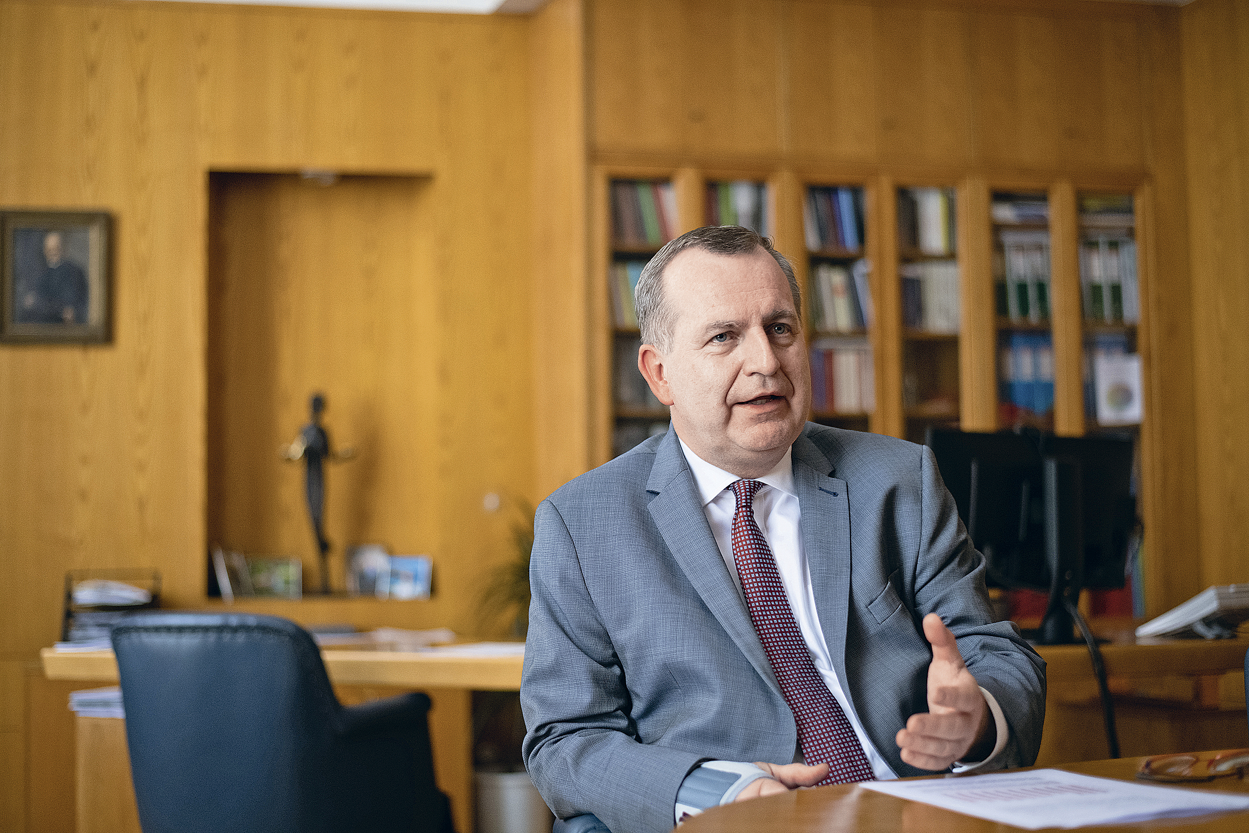 „Je potřeba, aby stát univerzity fi nančně podpořil. (Rektor UK Tomáš Zima)