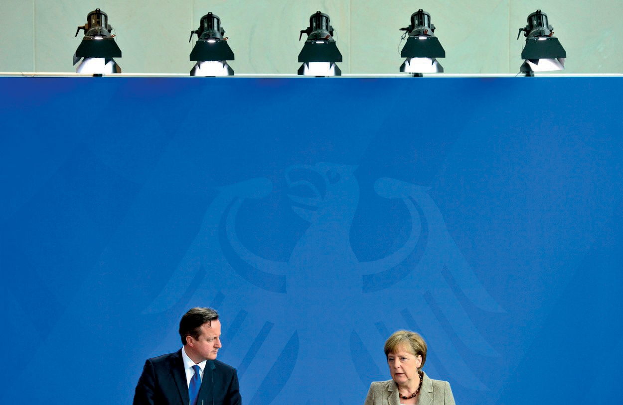 German Chancellor Angela Merkel (R) and British Prime Minister David Cameron give a joint statement after a meeting on May 29