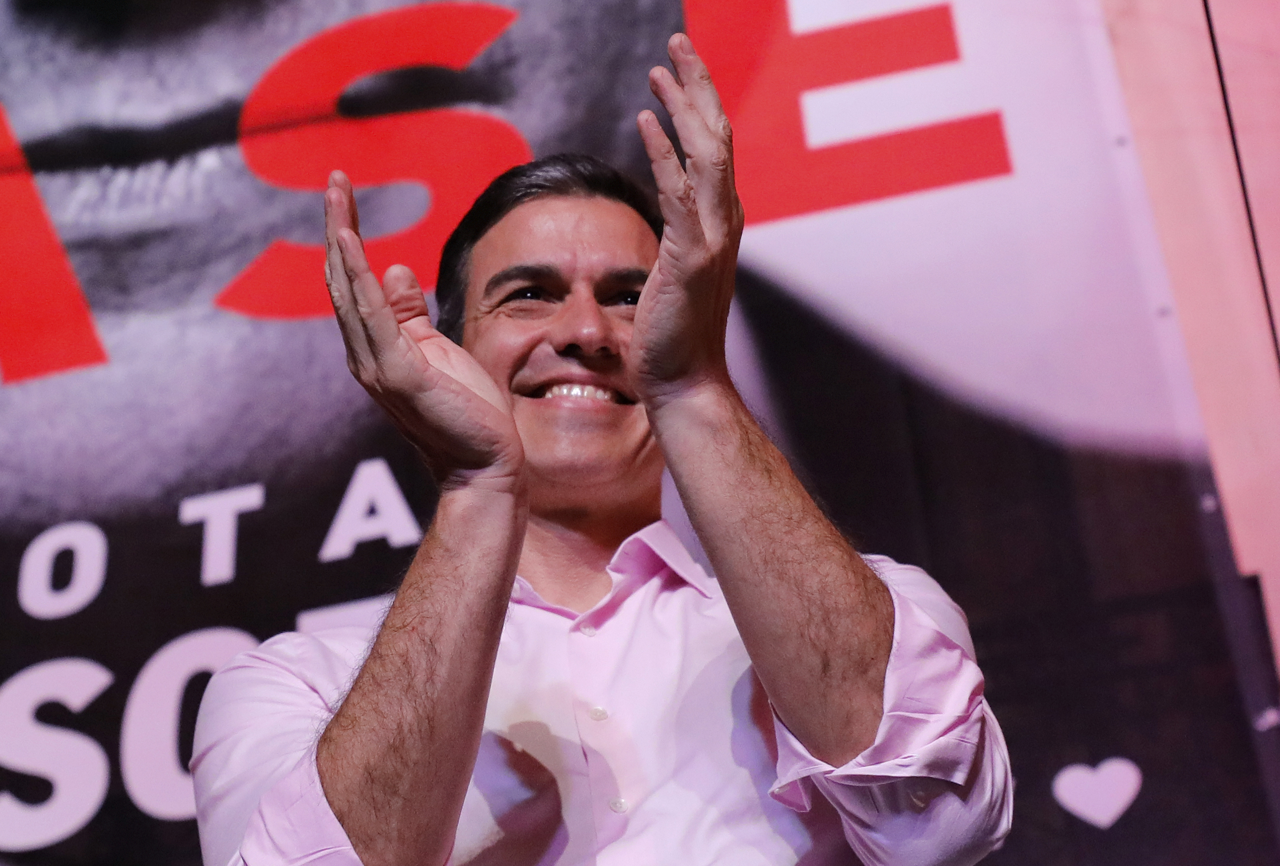 Šéf PSOE Pedro Sánchez: vítěz voleb zdraví své stoupence
