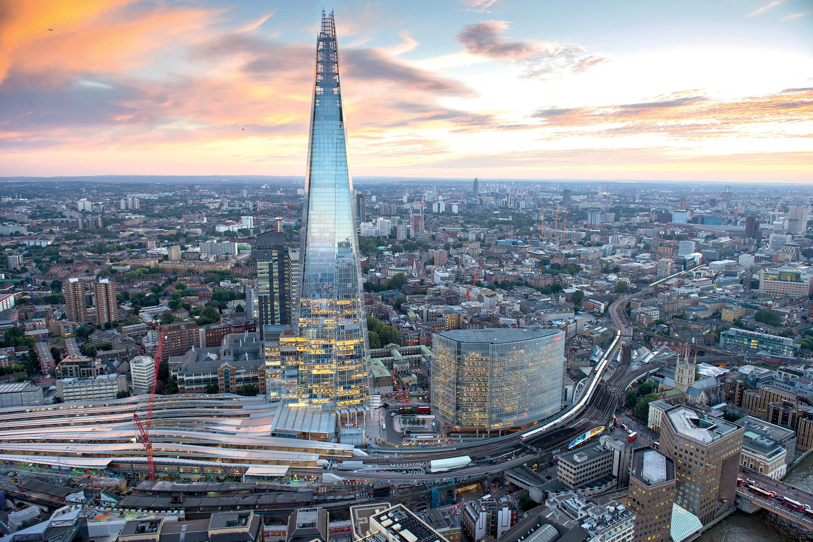 Devadesát pět pater, čtyřicet osm parkovacích míst. (The Shard, Londýn)