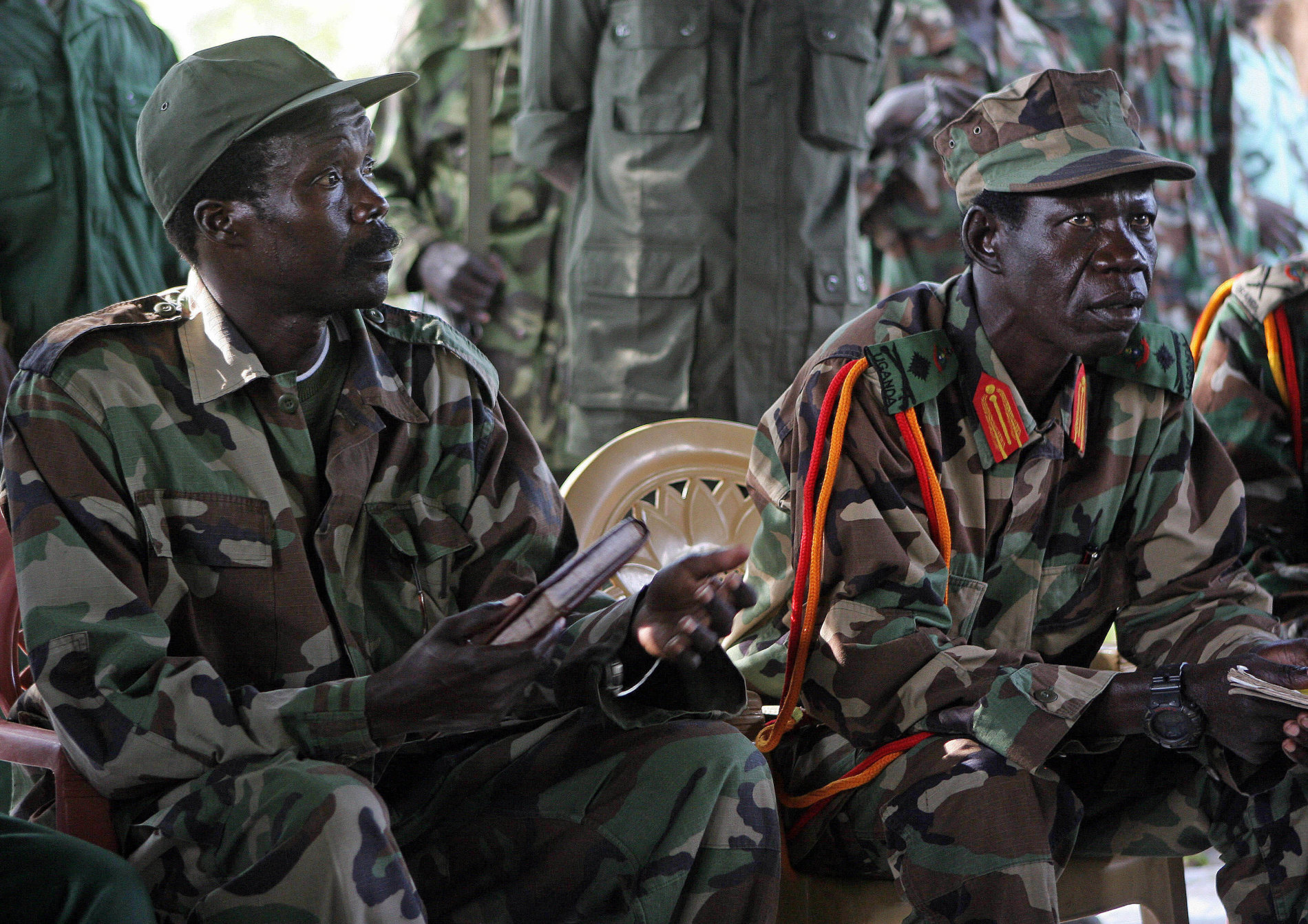 Joseph Kony (vlevo)