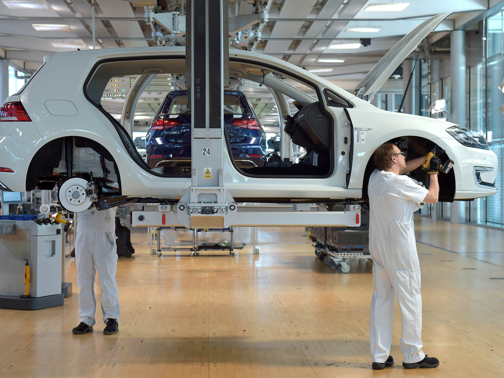 Volkswagen e-Golf: Tři závody vyčlenil koncern VW pro výrobu elektromobilů, jde o továrny ve Zwickau, Emdenu a Hannoveru