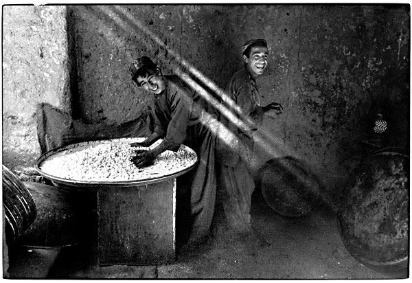 Fotografie: Výrazný autorský styl pro Krčila nebyl tak důležitý jako osobní vztah k tomu, co fotografoval. (Afghánistán, 70. a 80. léta) - Autor: Bohumil Bob Krčil