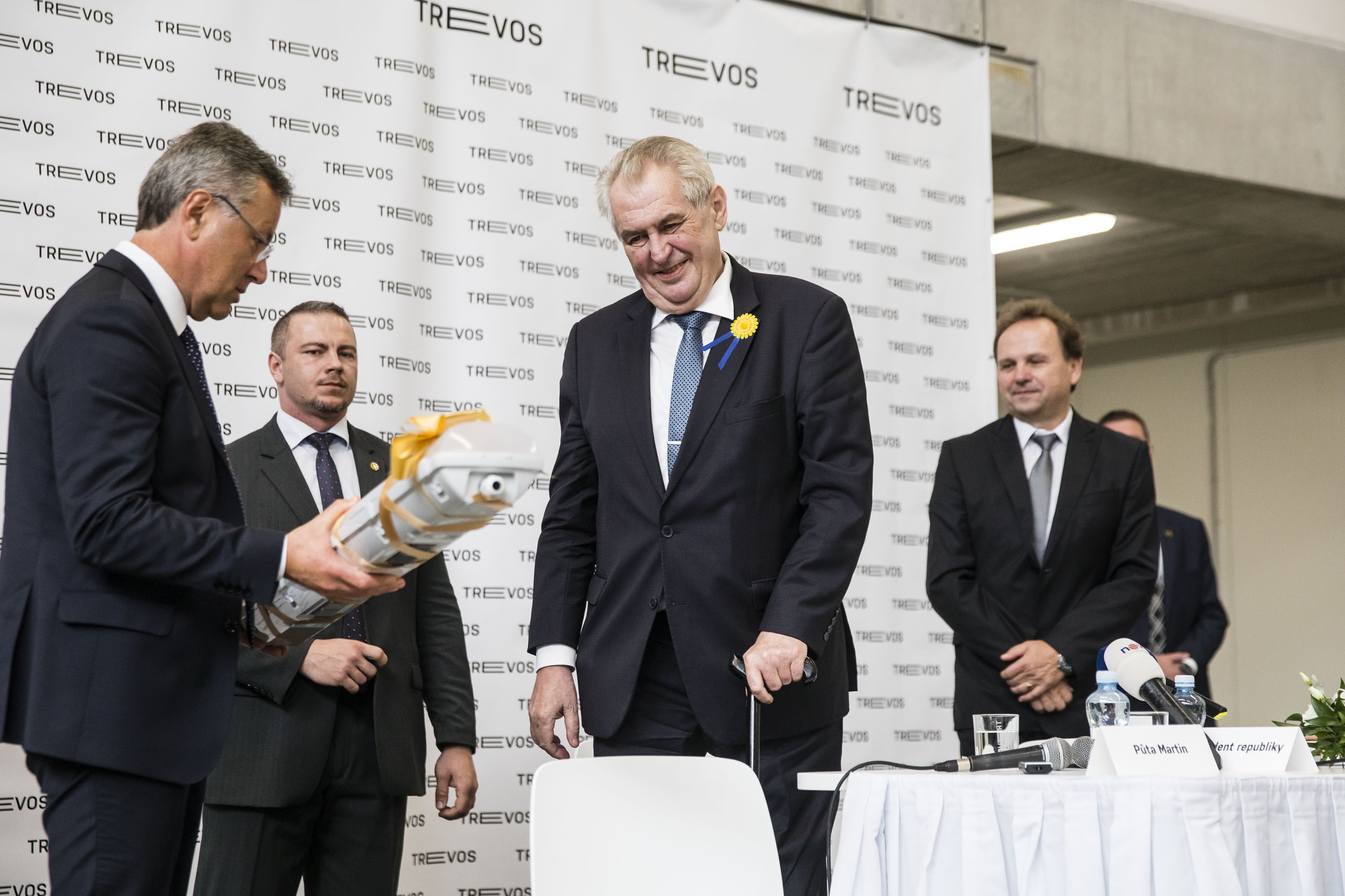 Dar prezidentovi - zářivka z firmy Trevos, 10.5.2017