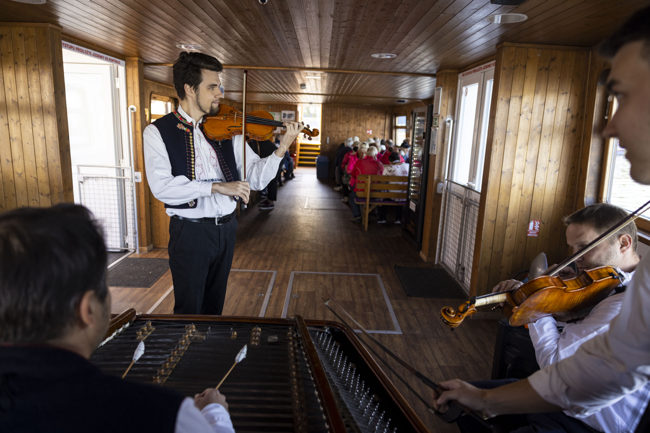cimbálová muzika na lodi ČSSD