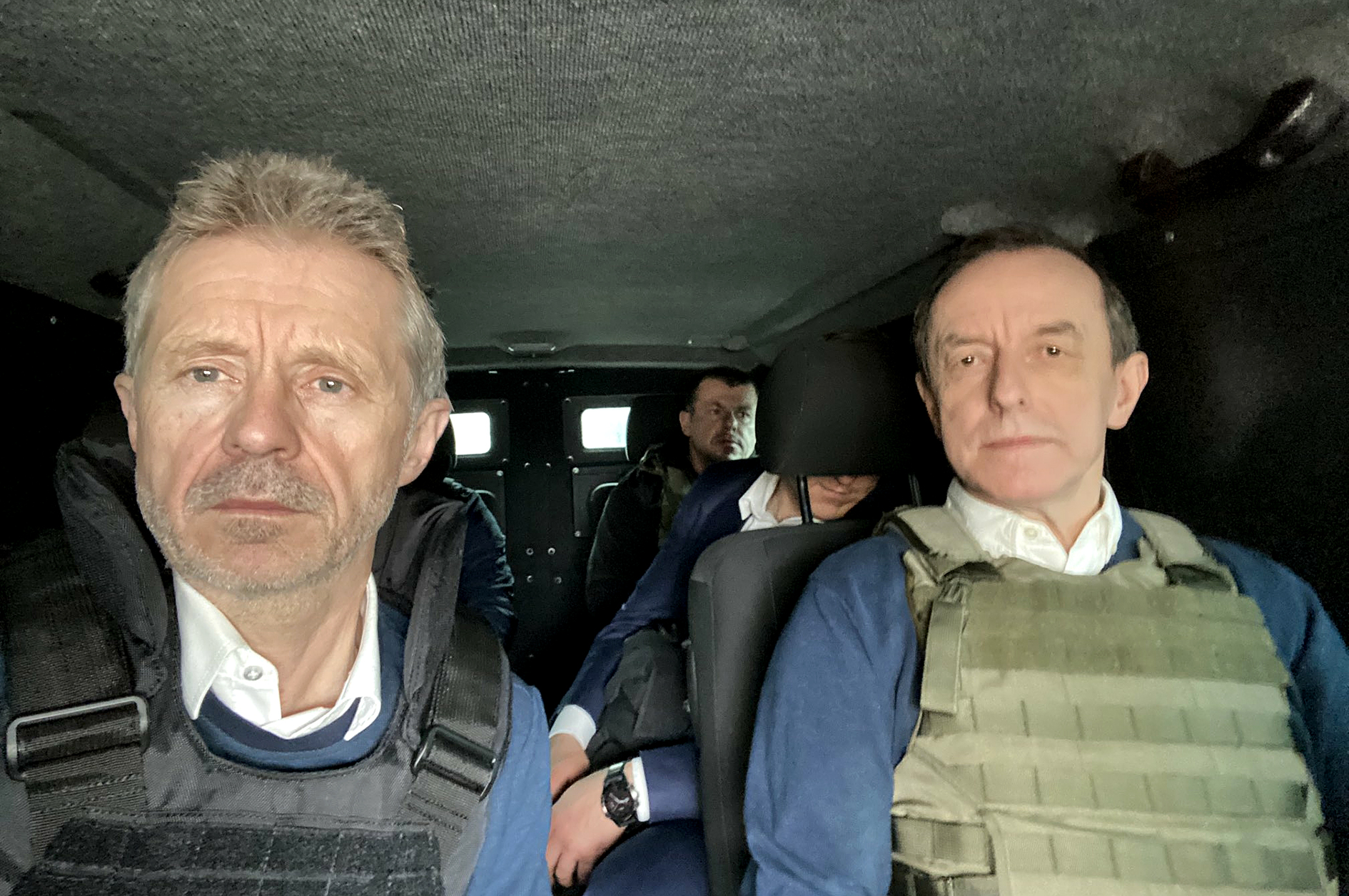Předseda Senátu Miloš Vystrčil z ODS (na snímku vlevo) dorazil 14. dubna 2022 dopoledne do Kyjeva. Na cestě na Ukrajinu ho doprovázejí první místopředseda Senátu Jiří Růžička (TOP 09), nezávislý senátor Pavel Fischer a polští senátoři v čele s předsedou komory Tomaszem Grodzkým (na snímku vpravo). 