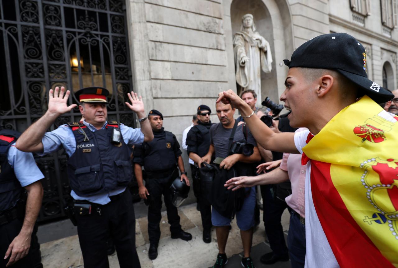 Barcelona: Mosso d'Esquadra uzavřela školy, kde se má hlasovat v referendu
