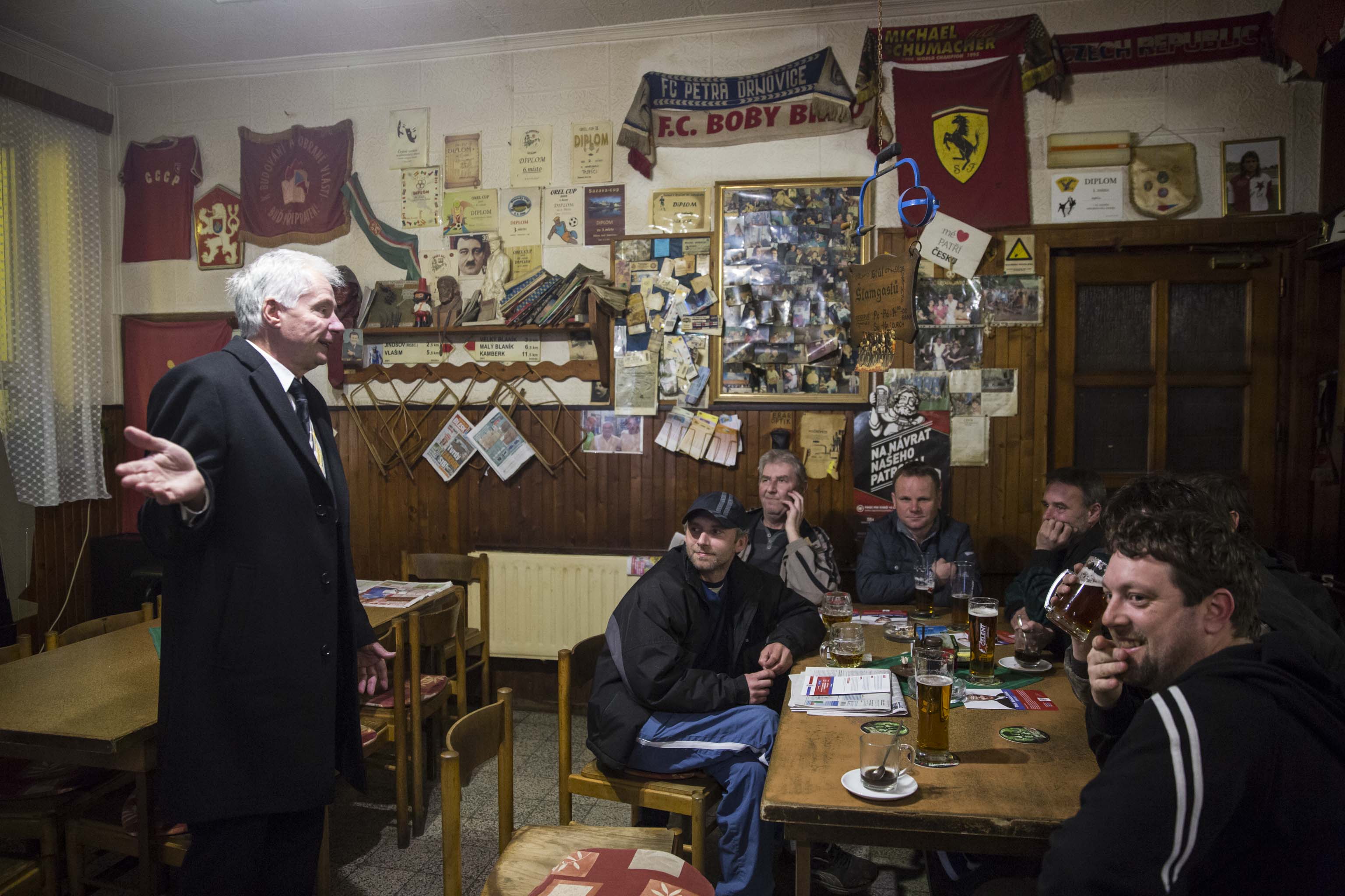 Miroslav Sládek v Šardicích v hospodě u Orla; ilustrační foto