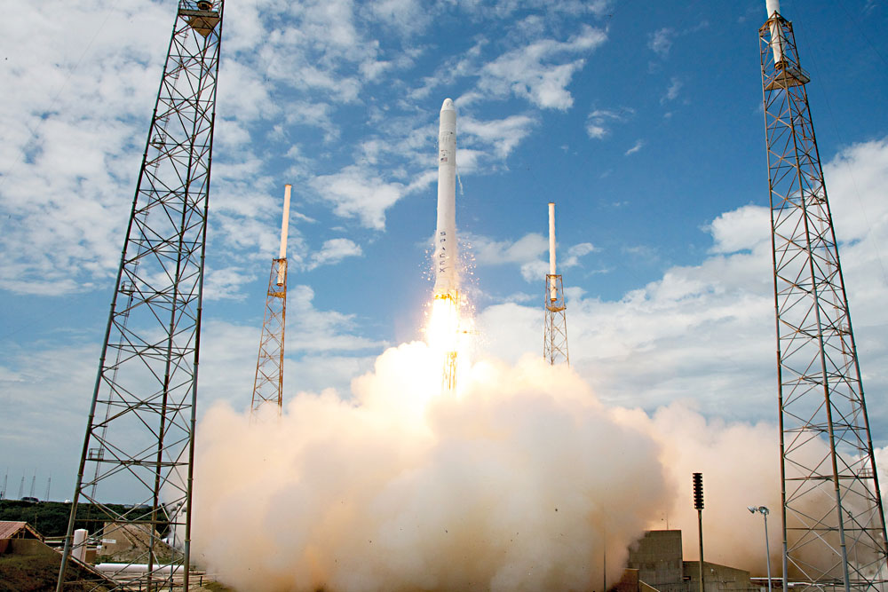 K hranicím kosmu a zpět. (Start rakety Falcon 9, jejíž první stupeň má měkce přistávat na zemském povrchu)
