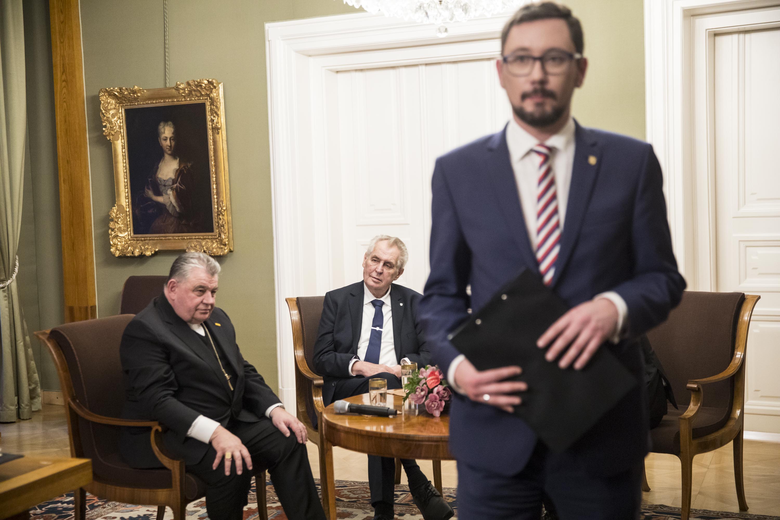 Prezident Miloš Zeman a kardinál Dominik Duka zahájili 9. ledna v Praze na hradě výstavu ke sto letům samostatného Československa nazvanou V základech státnosti.