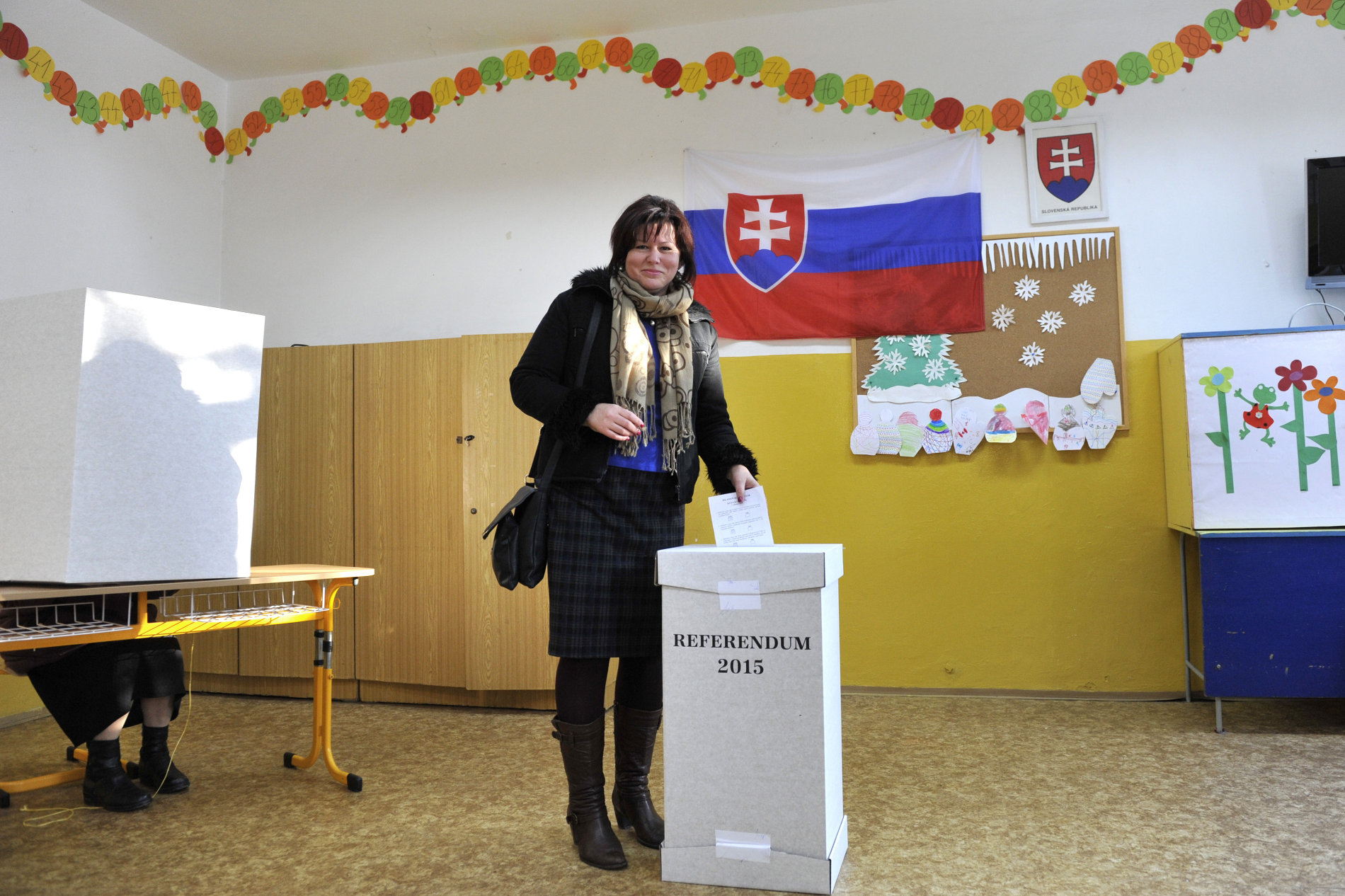 Mluvčí organizace Aliance za rodinu Anna Verešová odevzdává svůj hlas během slovenského referenda o ochraně tradiční rodiny.