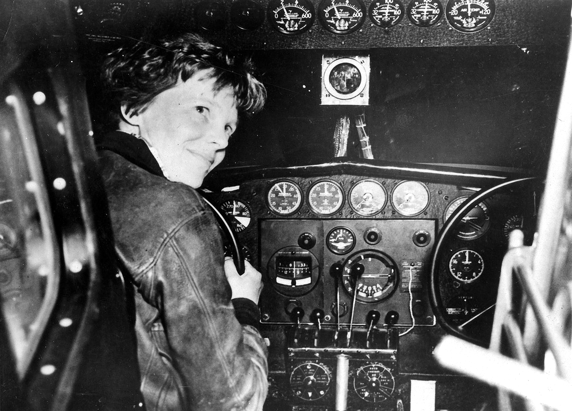 Amelia Earhart před posledním vzletem - tentýž den,  2. července 1937, zmizela