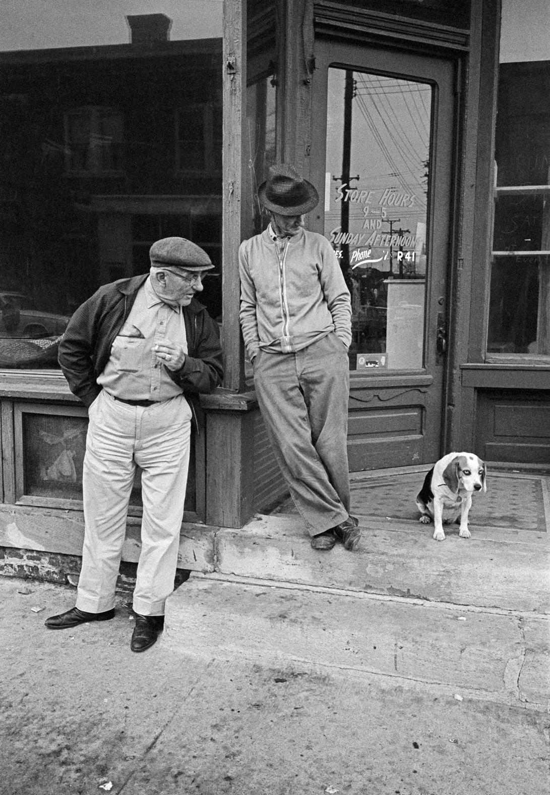 Thomas Hoepker: Dva muži se psem ve venkovském městečku, Iowa, 1963
