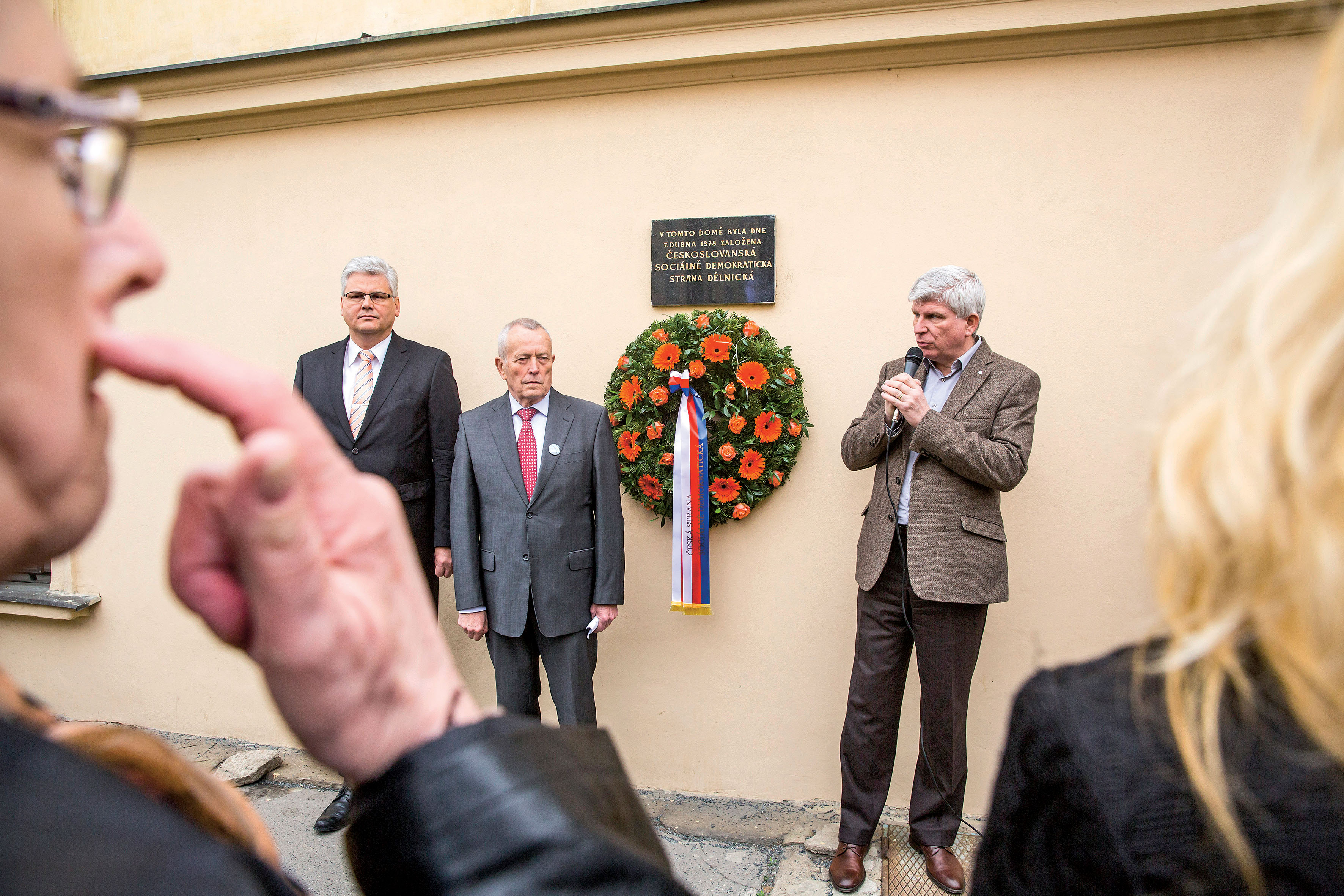 Vypadlo hodně kamenů, které je třeba vracet. (Oslava na Břevnově)