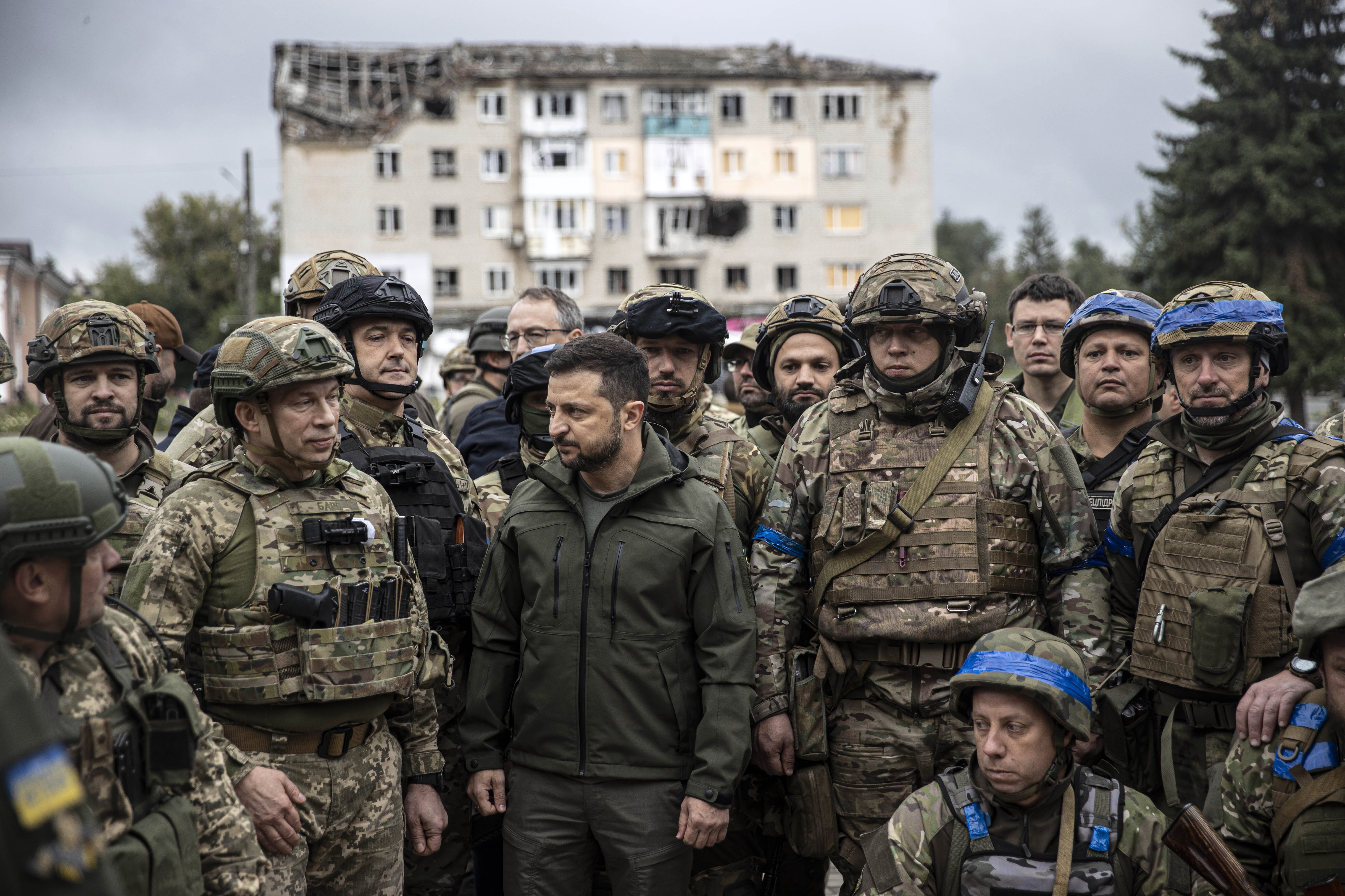 Prezident Zelenskyj s vojáky ve znovuzískaném Izjumu,14. září 2022