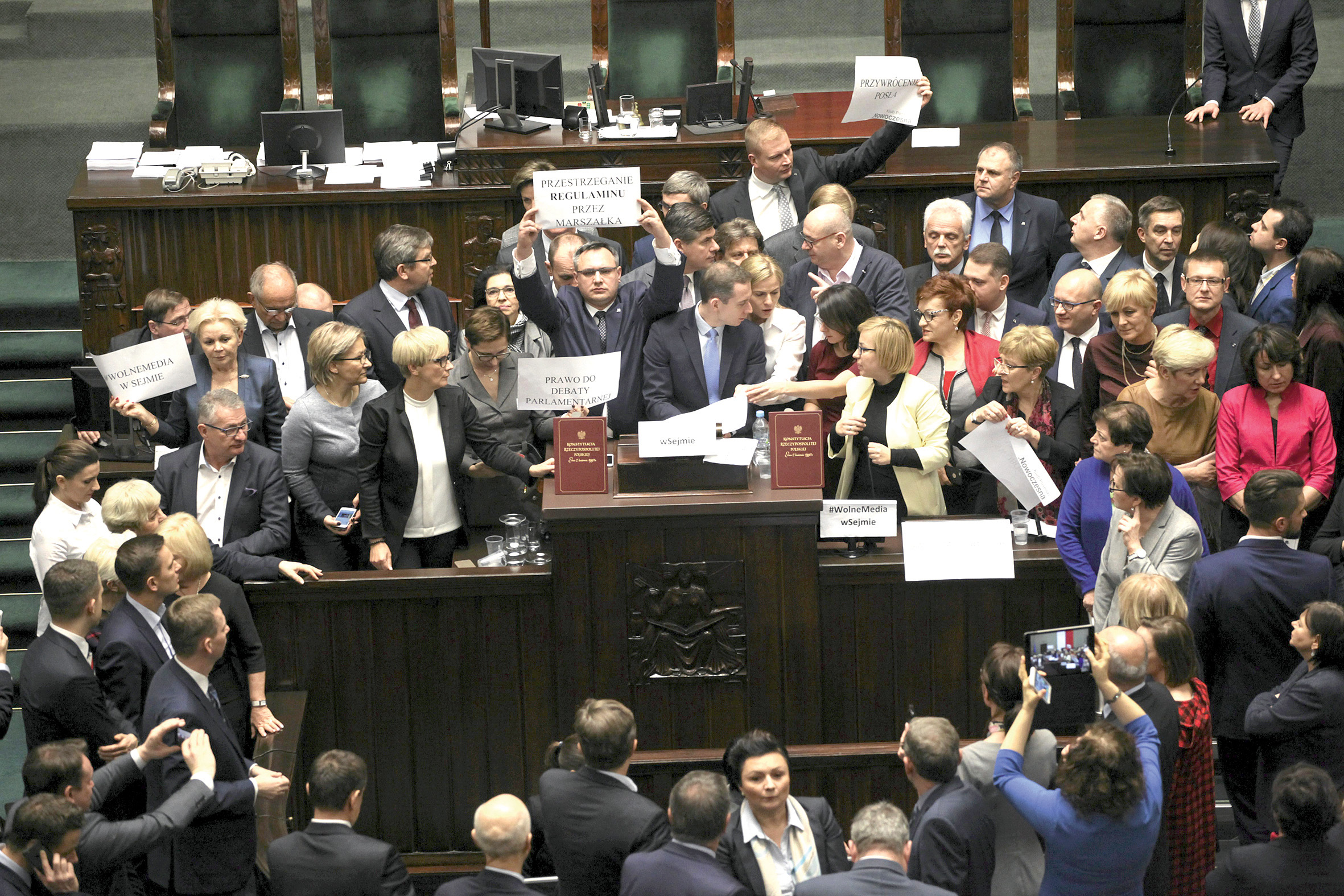 Vraťte nám našeho poslance! (Opozice obsadila řečnický pult v polském Sejmu)
