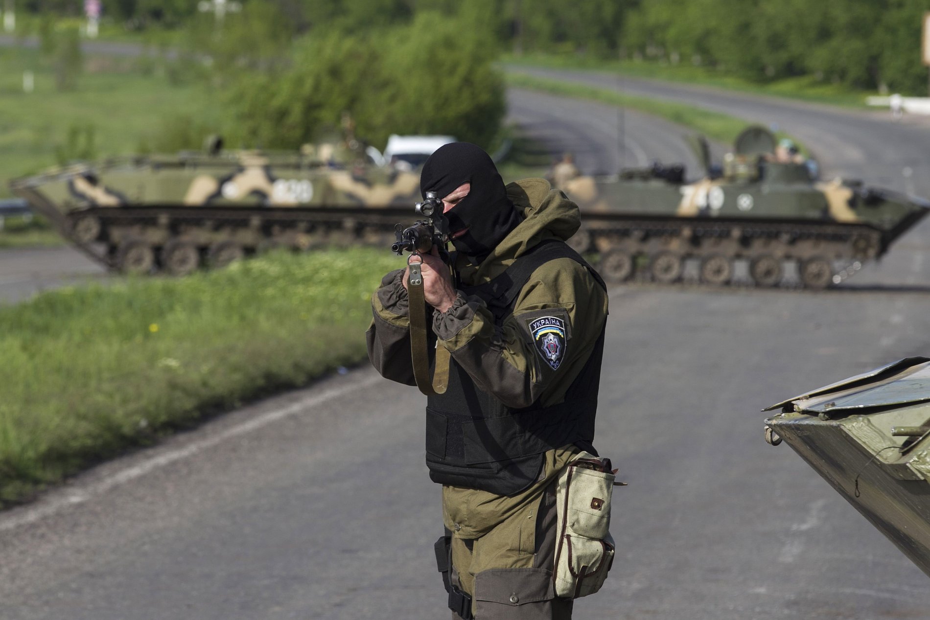 Ukrajinský voják na kontrolním stanovišti u města Slavjansk