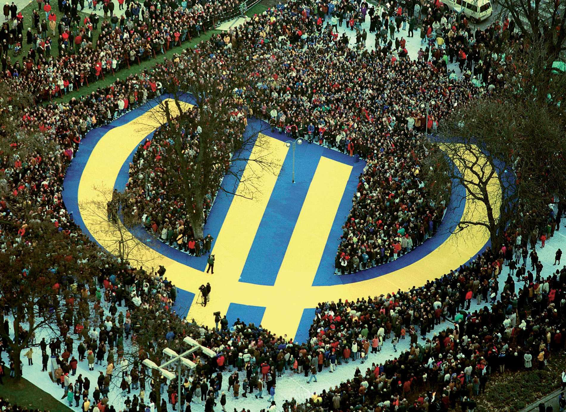 Cena za sjednocení. (Živé logo společné měny ve Frankfurtu v roce 1999)