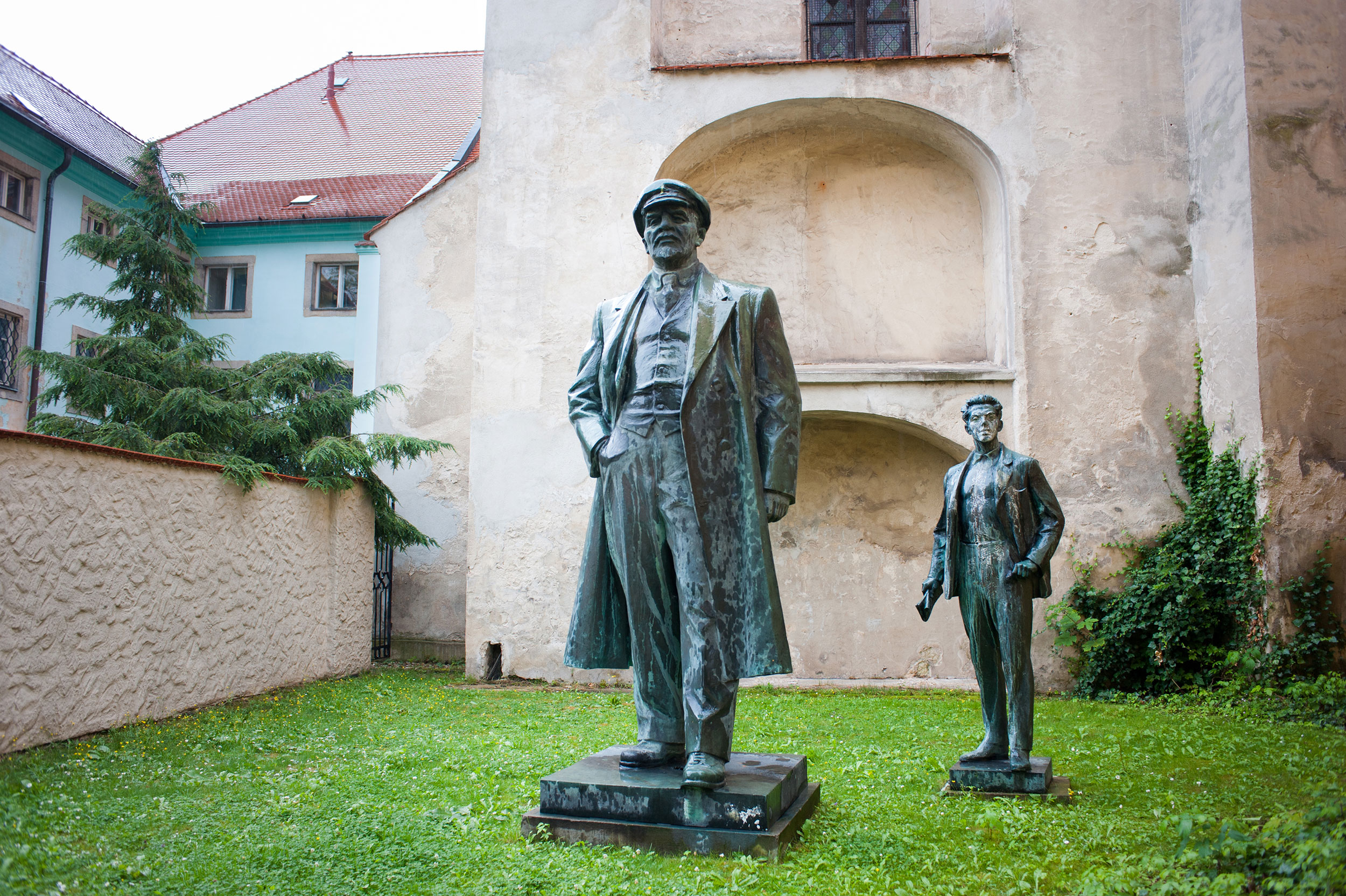 Lenin a Fučík, zahrada městského archivu v Chebu. Sem se má vrátit socha pohraničníka.