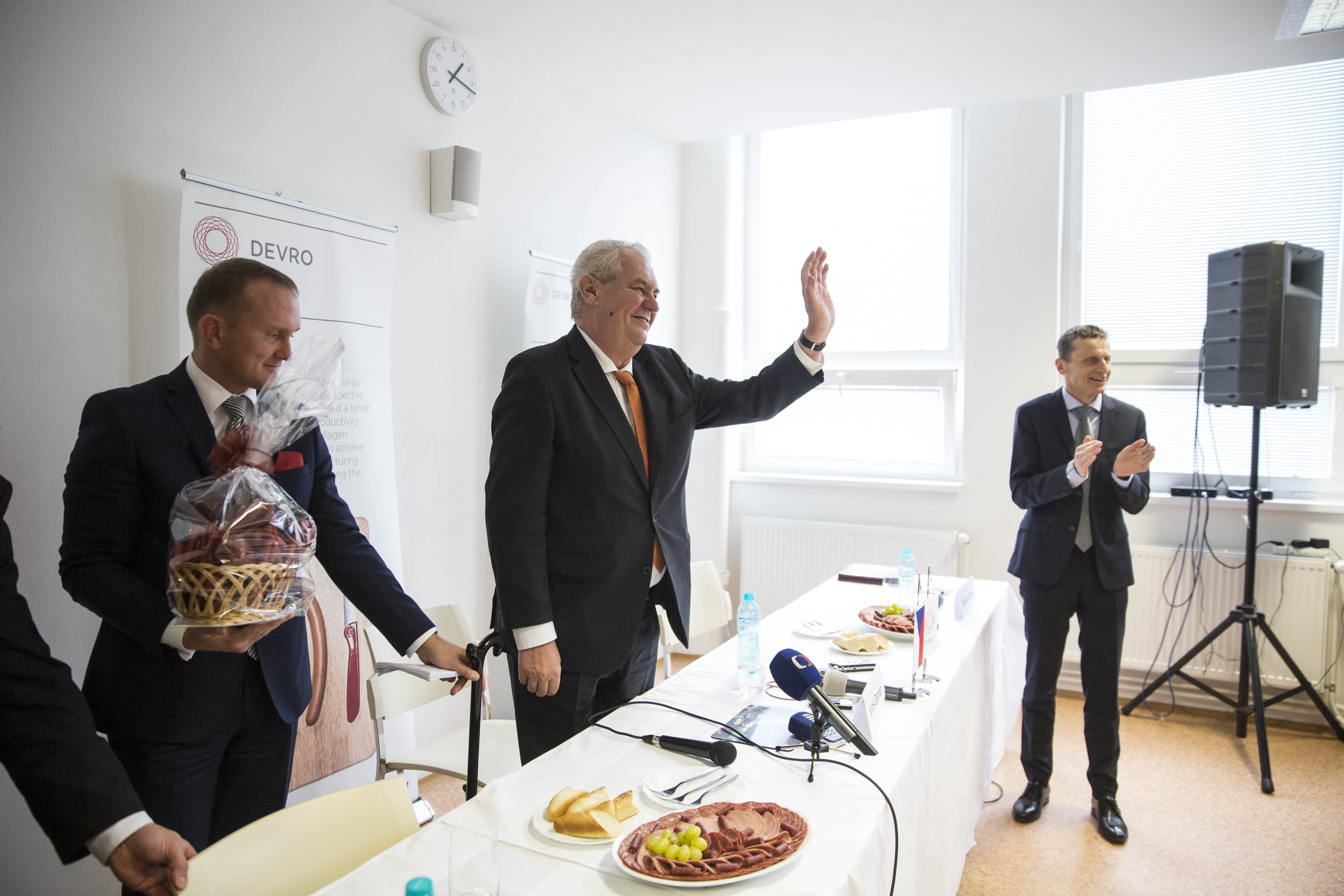 Miloš Zeman po skončení debaty se zaměstnanci společnosti DEVRO
