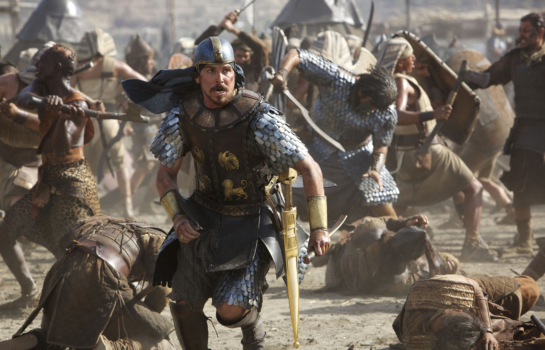 Bohem vyvolený Mojžíš (Christian Bale) byl "vychován ve vší egyptské moudrosti a byl mocný v slovech i činech".