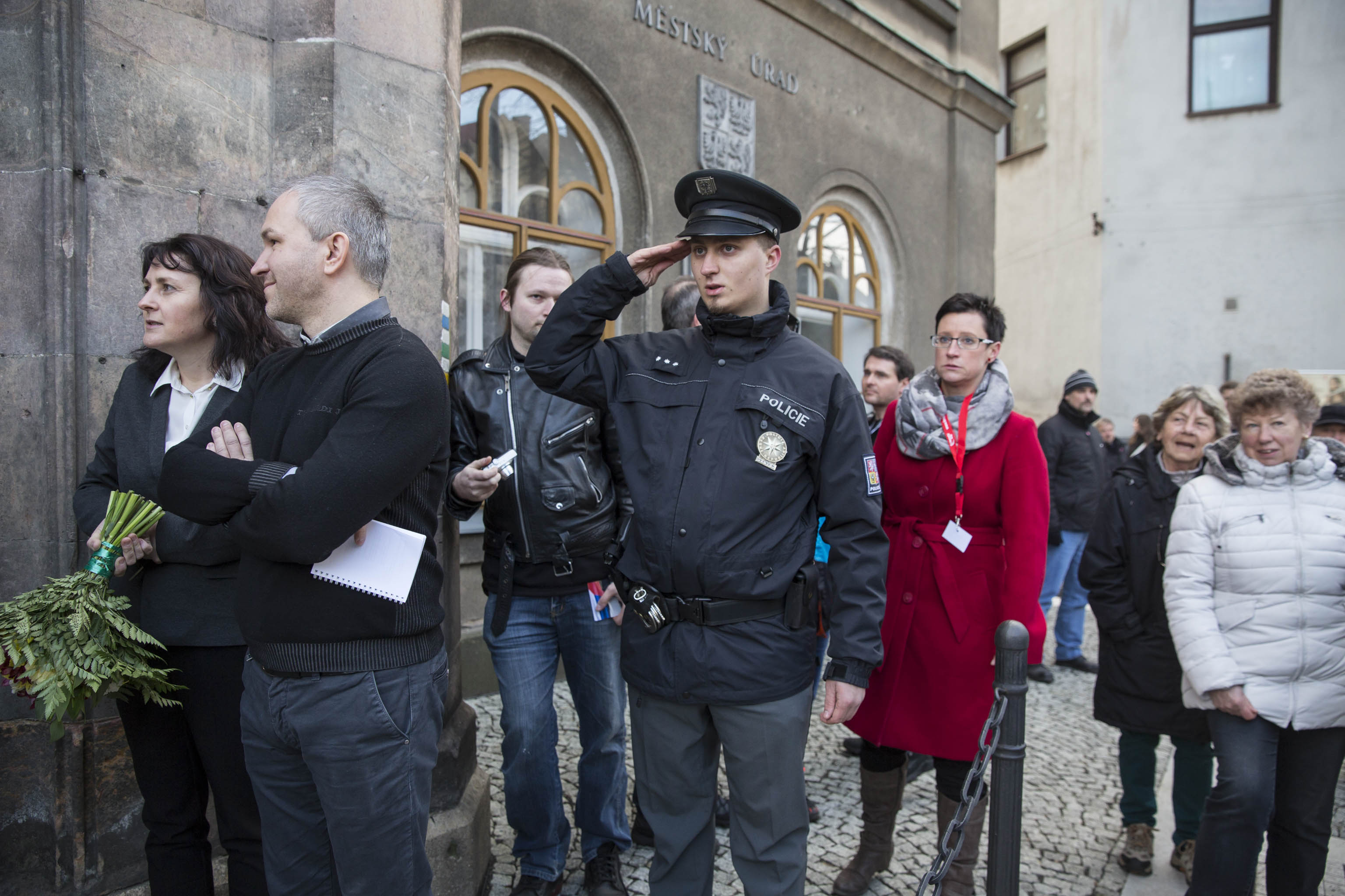Policista před radnicí v Semilech