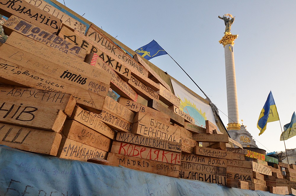 Dřevěné cihličky s přáním nebo názvem města už tvoří malé pyramidy a ty stále rostou.