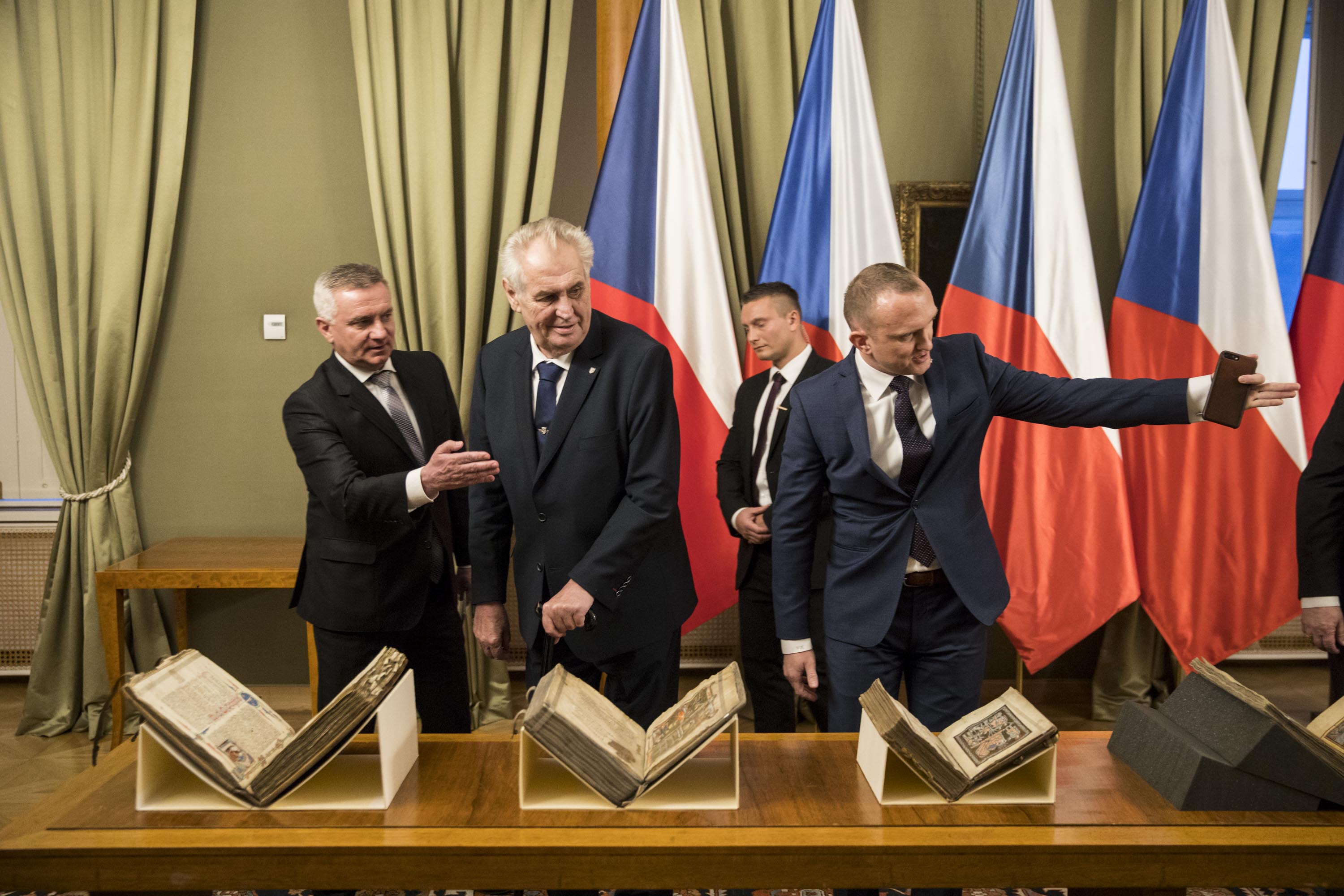 Prezident Miloš Zeman a kardinál Dominik Duka zahájili 9. ledna v Praze na hradě výstavu ke sto letům samostatného Československa nazvanou V základech státnosti.