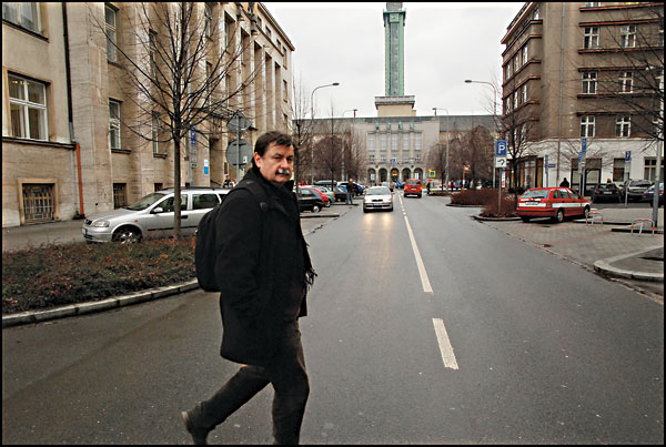 Fotografie: Ostrava potřebuje silnou současnou identitu. (Kopecký před ostravskou radnicí) - Autor: Bohdan Holomíček