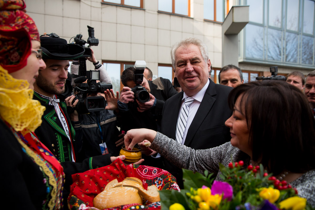 Miloš Zeman se svojí ženou ochutnávají chléb před Krajským úřadem