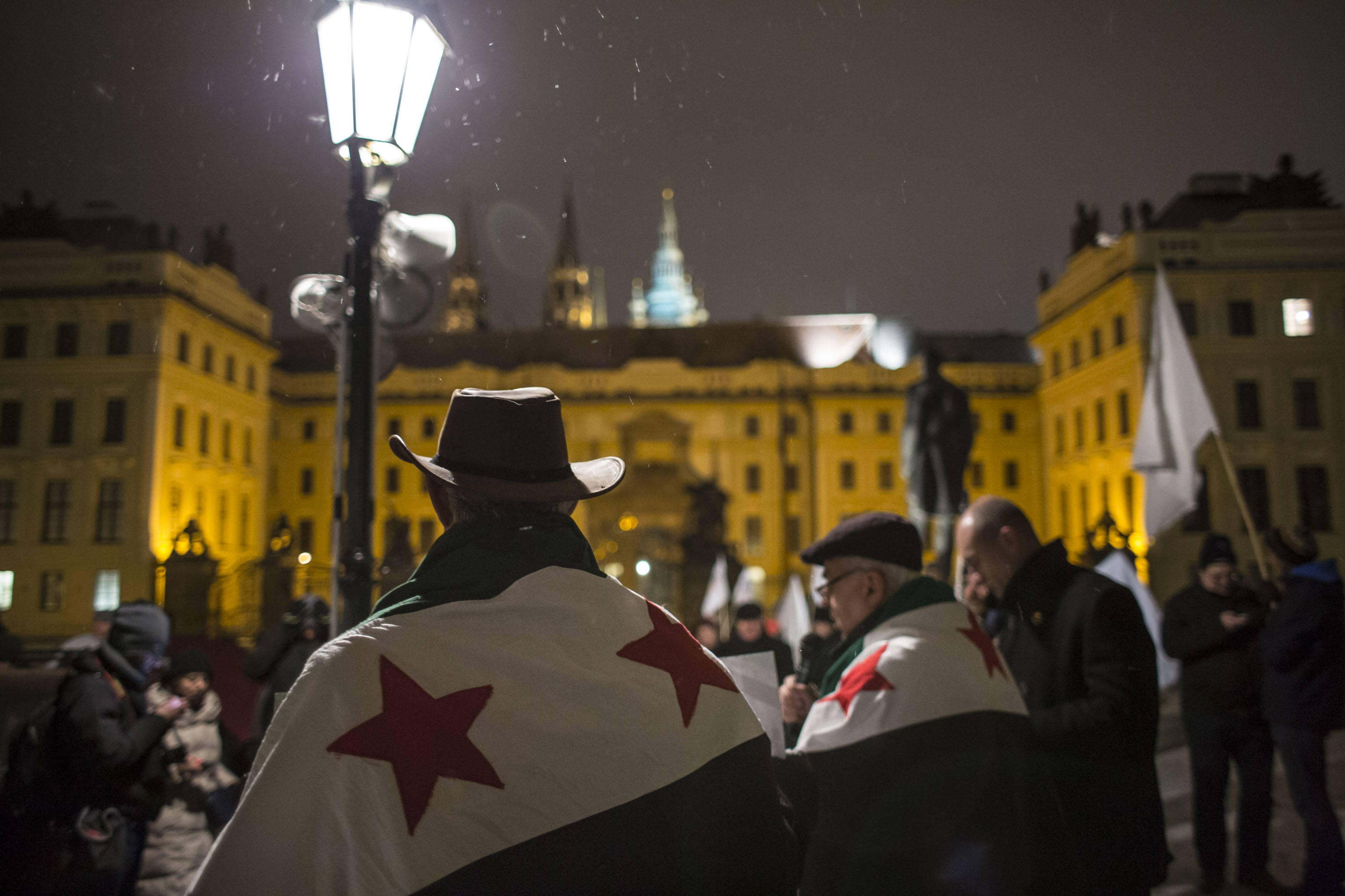 Akce svíčka pro Aleppo na Hradčanském náměstí v Praze.