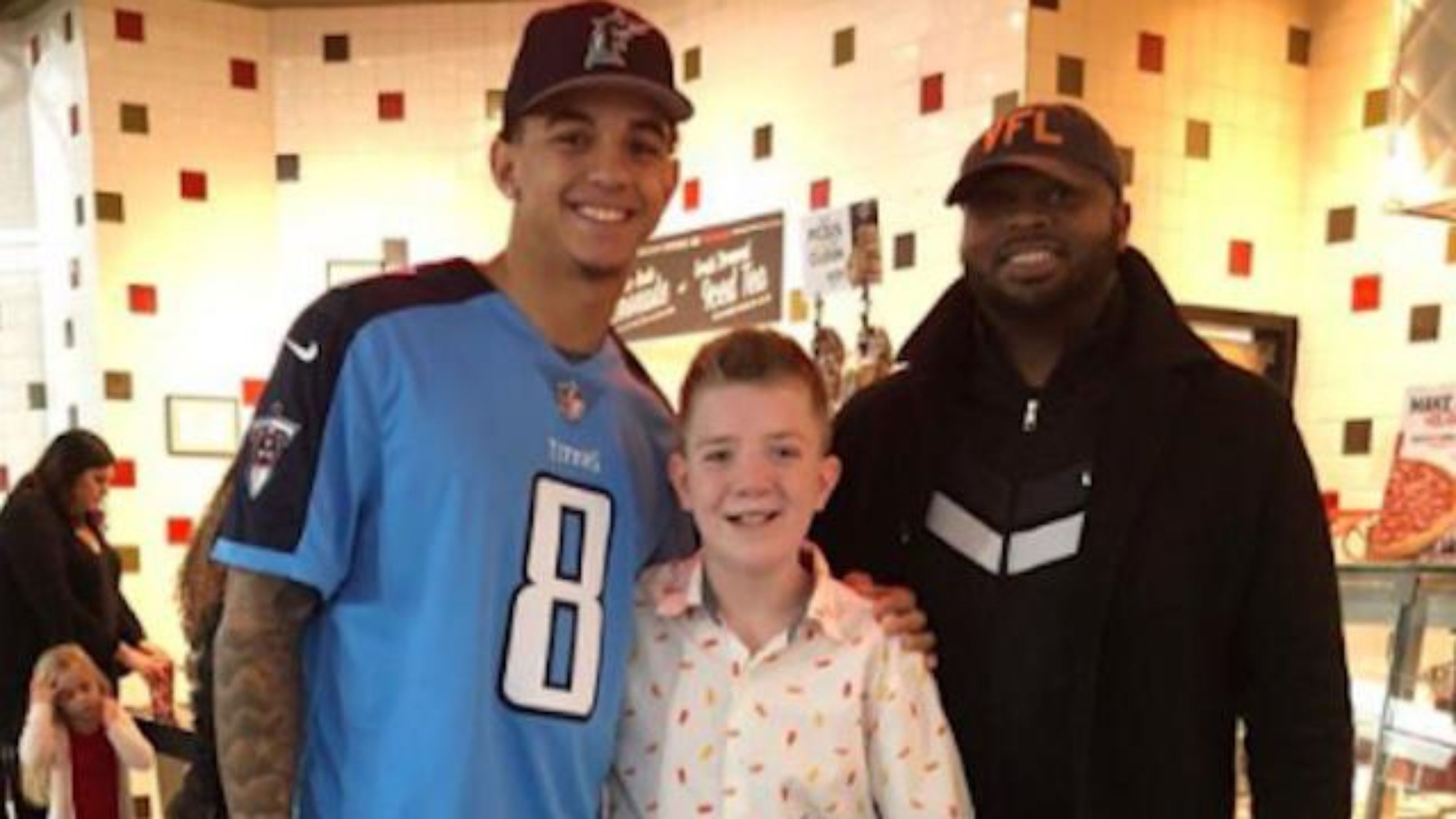 Keaton Jones strávil na pozvání den s fotbalovým týmem University of Tennessee