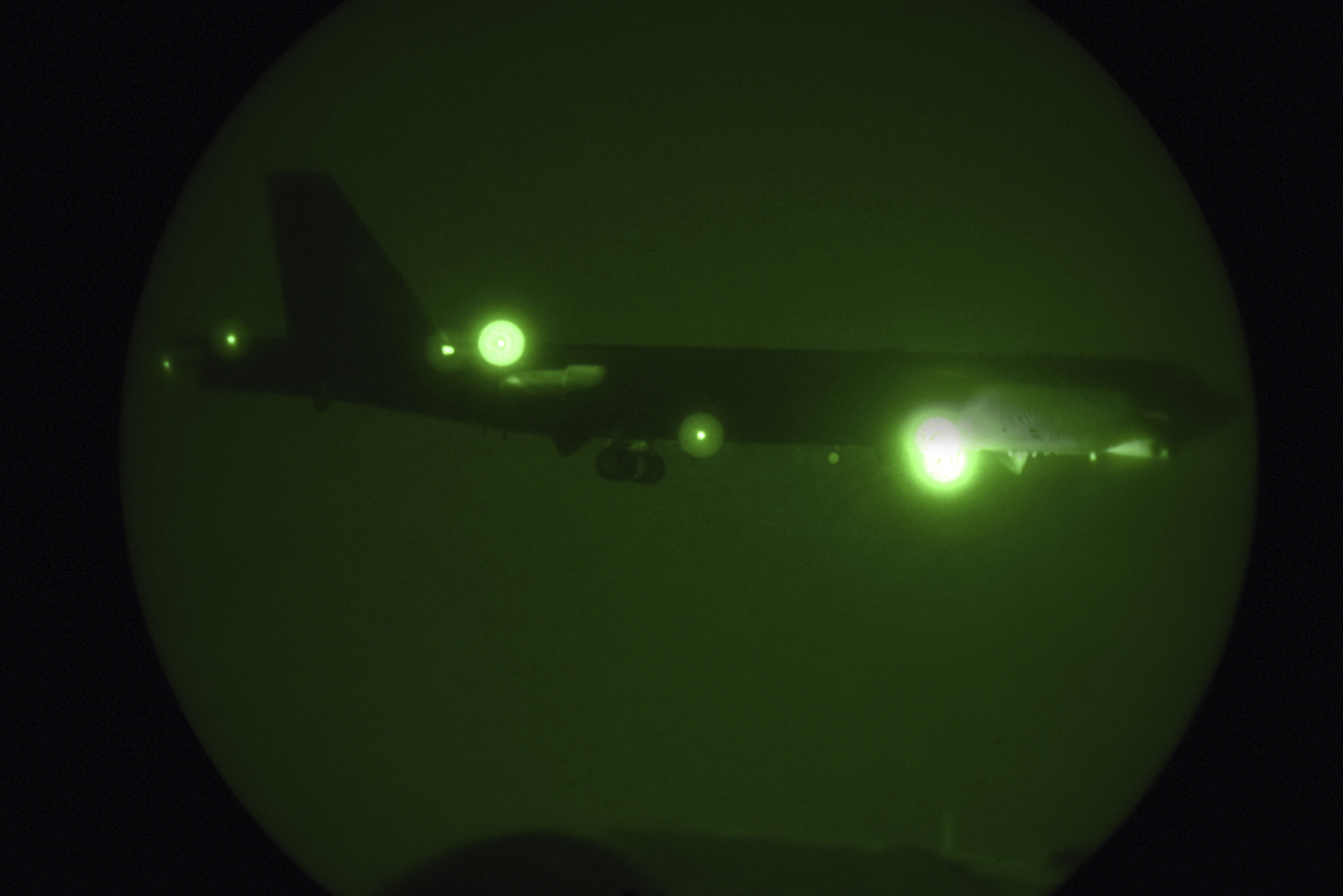 Bombardéry B-52 přilétají na základnu v Kataru