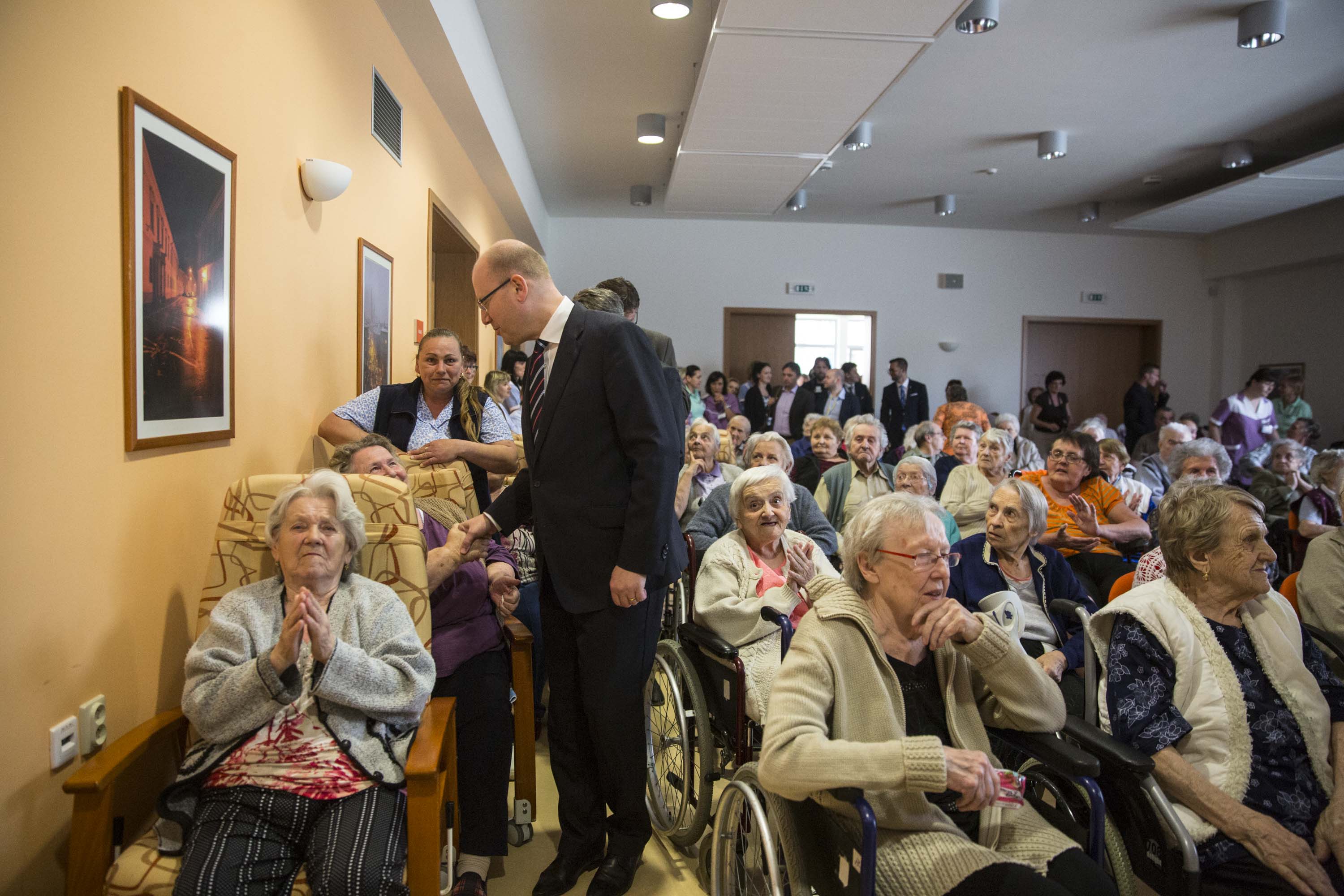 Bohuslav Sobotka přichází do Domova seniorů Pohoda ve Chválkovicích.