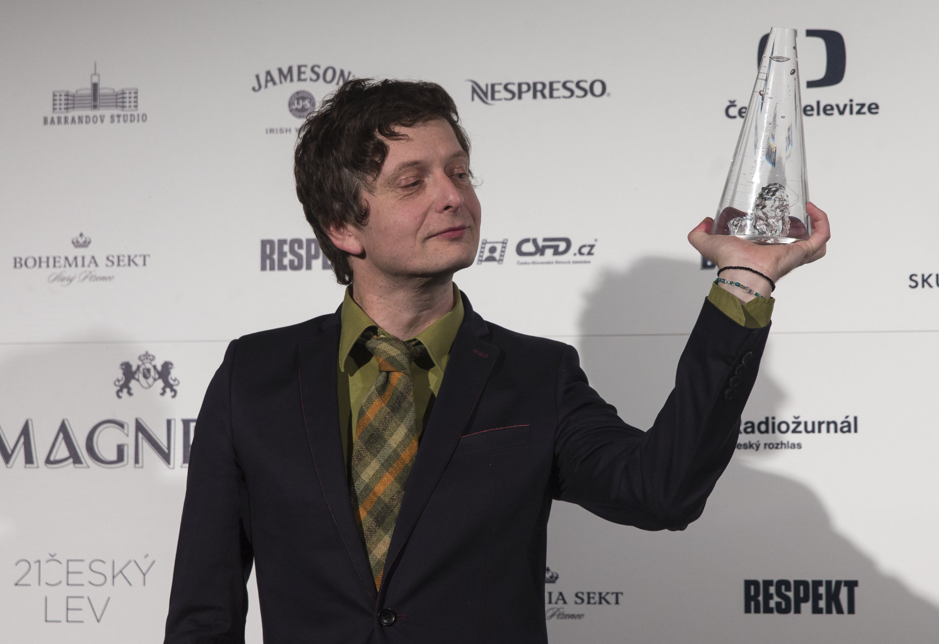 Pavel Hrdlička pózuje Český lev za nejlepší střih (filmu Hořící keř).