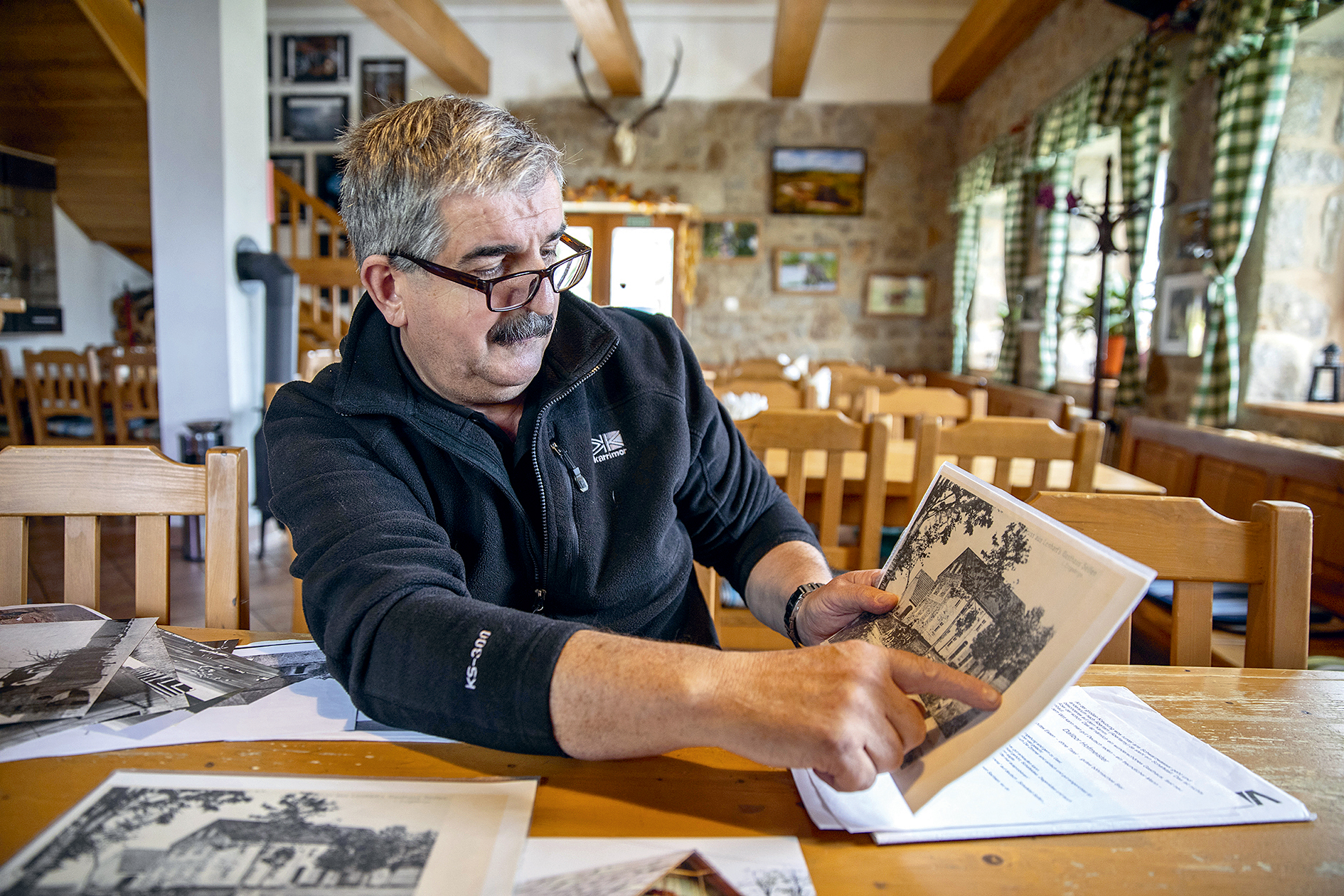 Nevěří, že se na zapadlém místě usadí stálí obyvatelé. (Hostinský
Dalibor Hoffmeister s historickými fotografiemi Ryžovny)