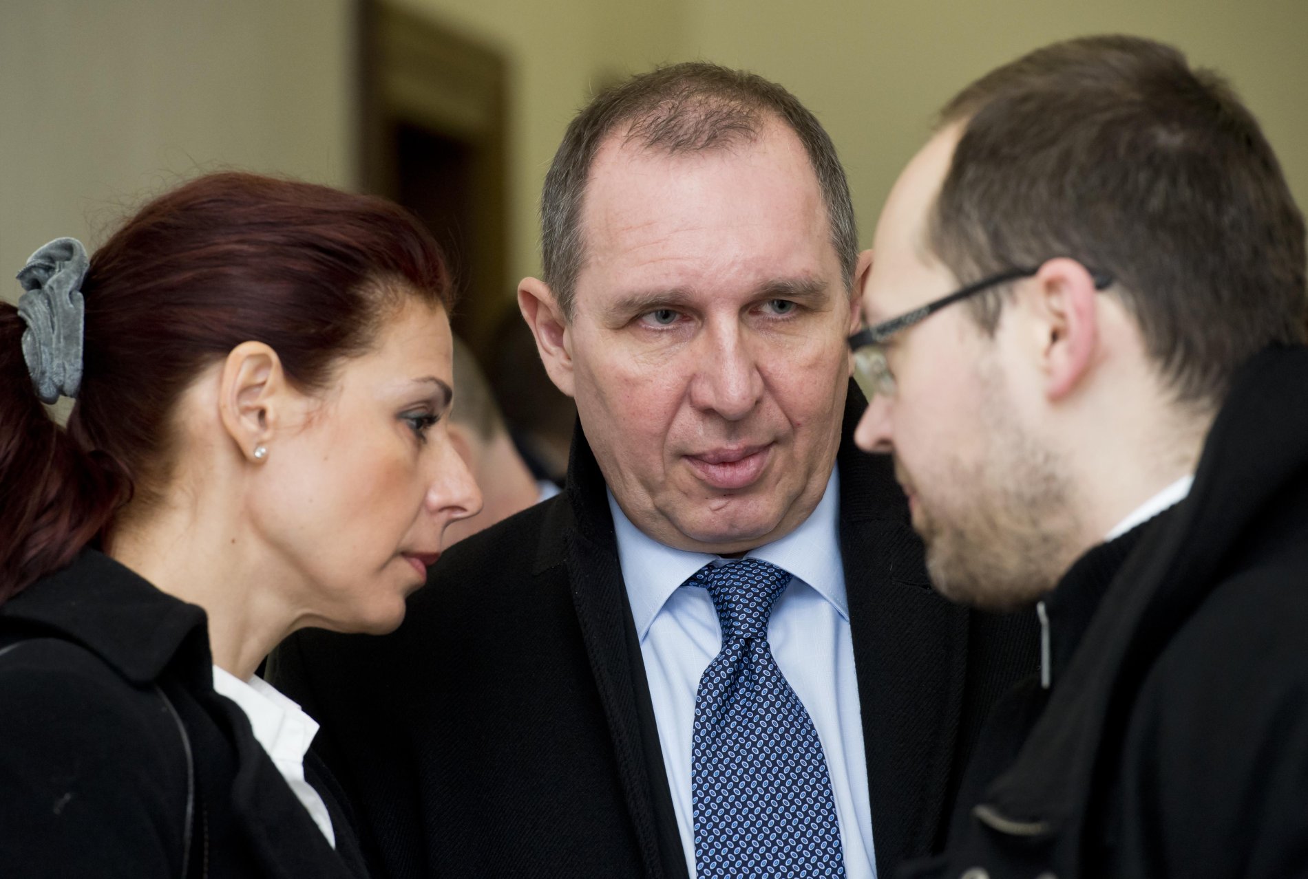 Kateřina Kottová a Petr Kott na chodbě Krajského soudu v Praze