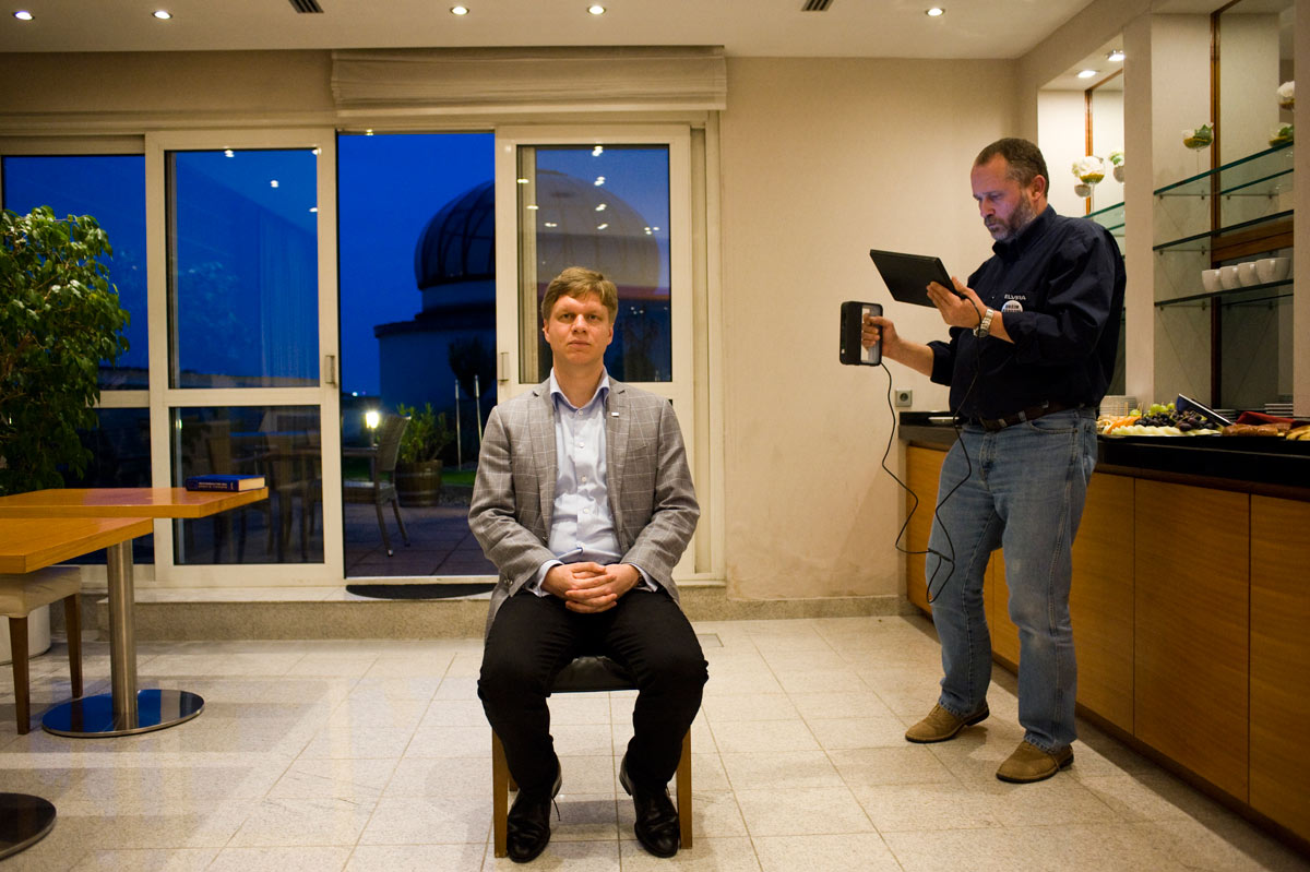 Tomáš Hudeček se nechává skenovat pro model na 3D tiskárně