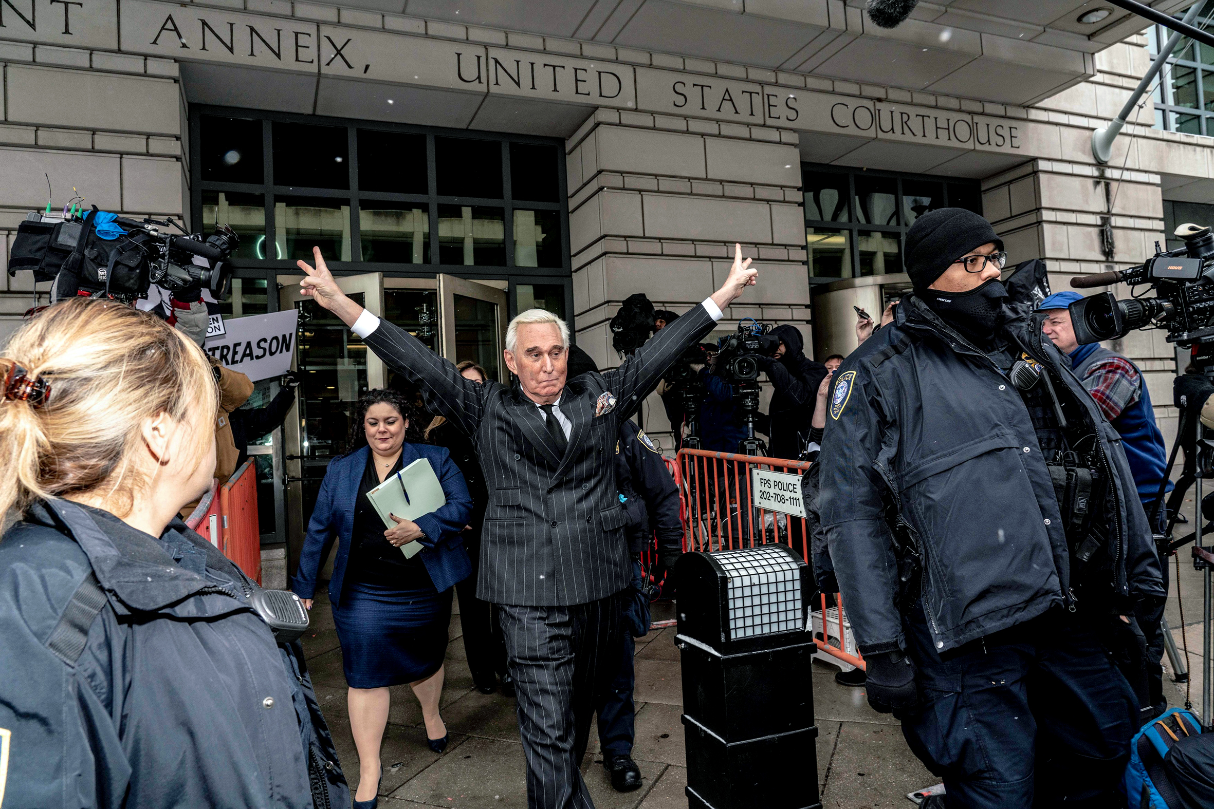 Bez trestu a s jazykem za zuby. (Roger Stone opouští soudní budovu, únor 2019)