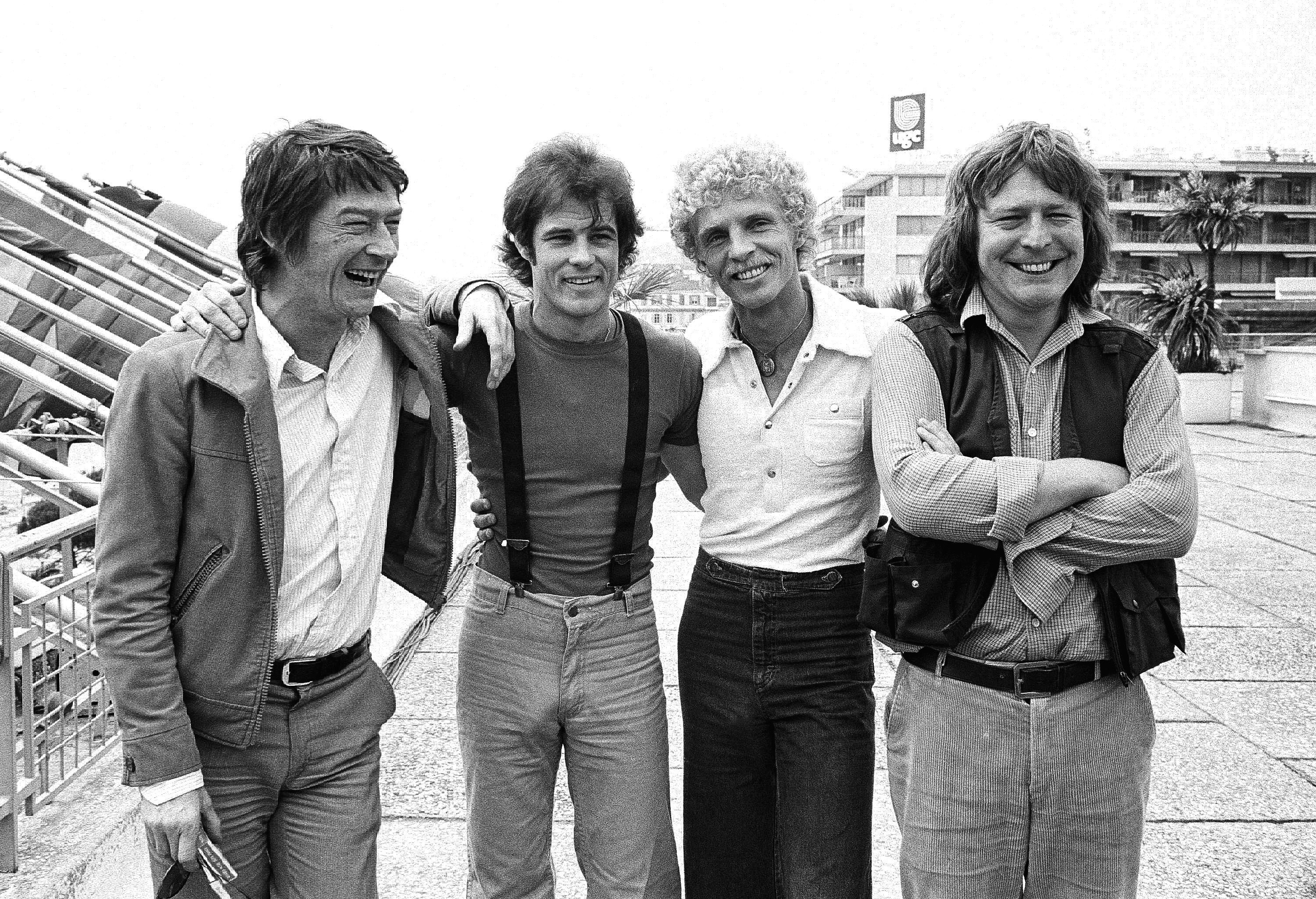 Zleva John Hurt, Brad Davis, Billy Hayes, Alan Parker appear v Cannes na promítání filmu Půlnoční expres, 1978