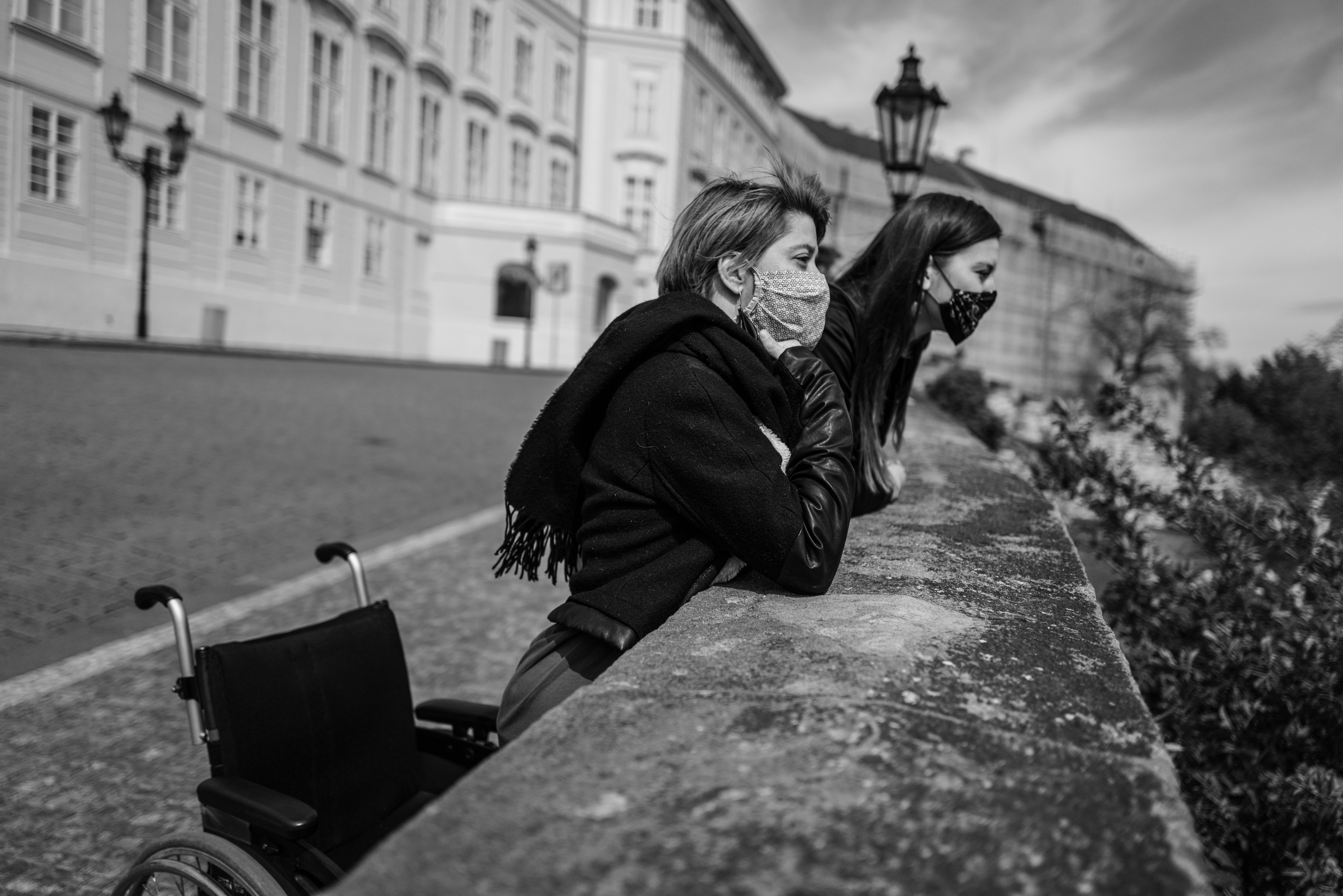 Jitka a asistentka Julie, procházka Prahou 15.4. 2020