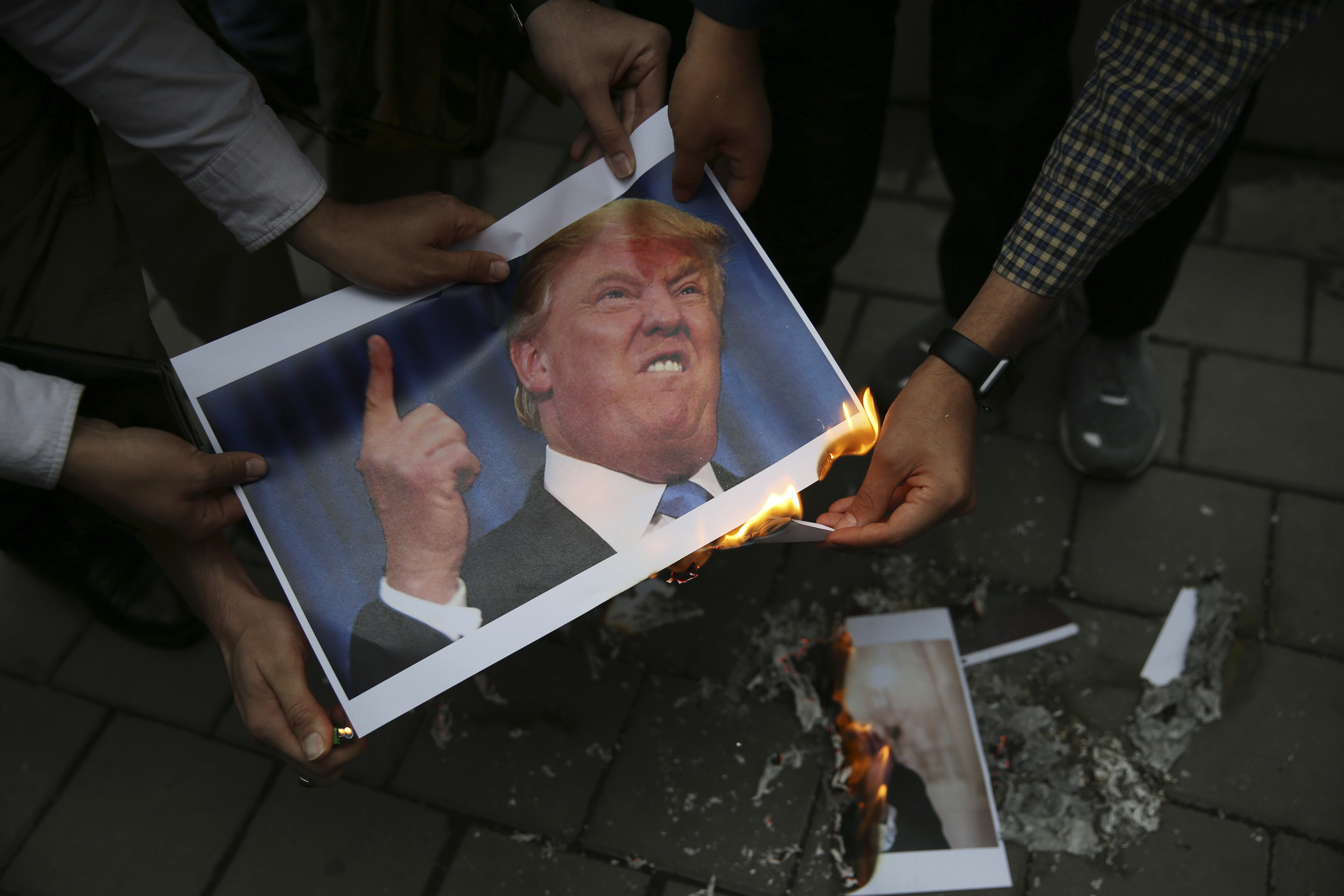 Demonstrace proti USA v Teheránu